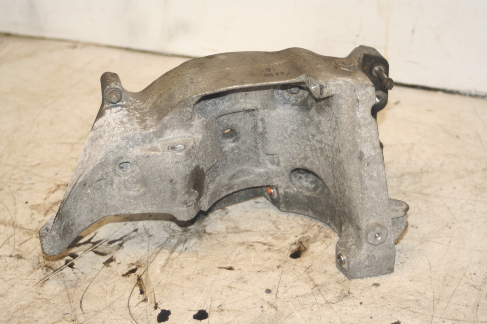 (95B) 2010 BMW 1 SERIES E82. ENGINE FRAME MOUNT