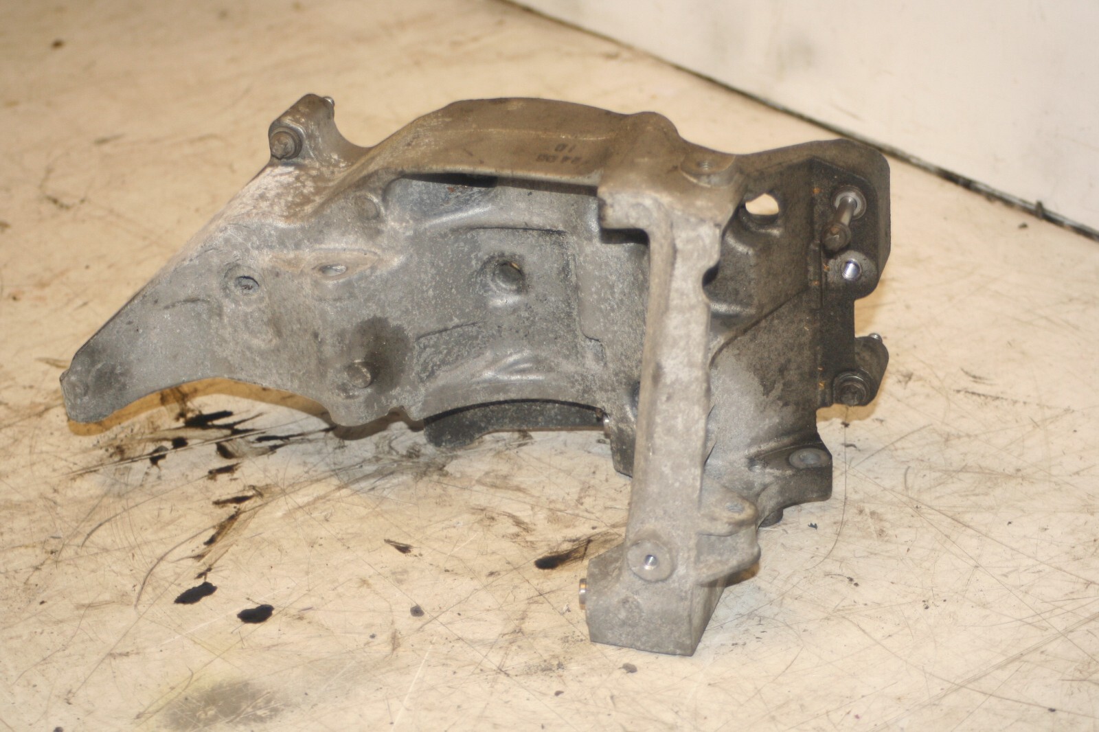 (95B) 2010 BMW 1 SERIES E82. ENGINE FRAME MOUNT - Image 2