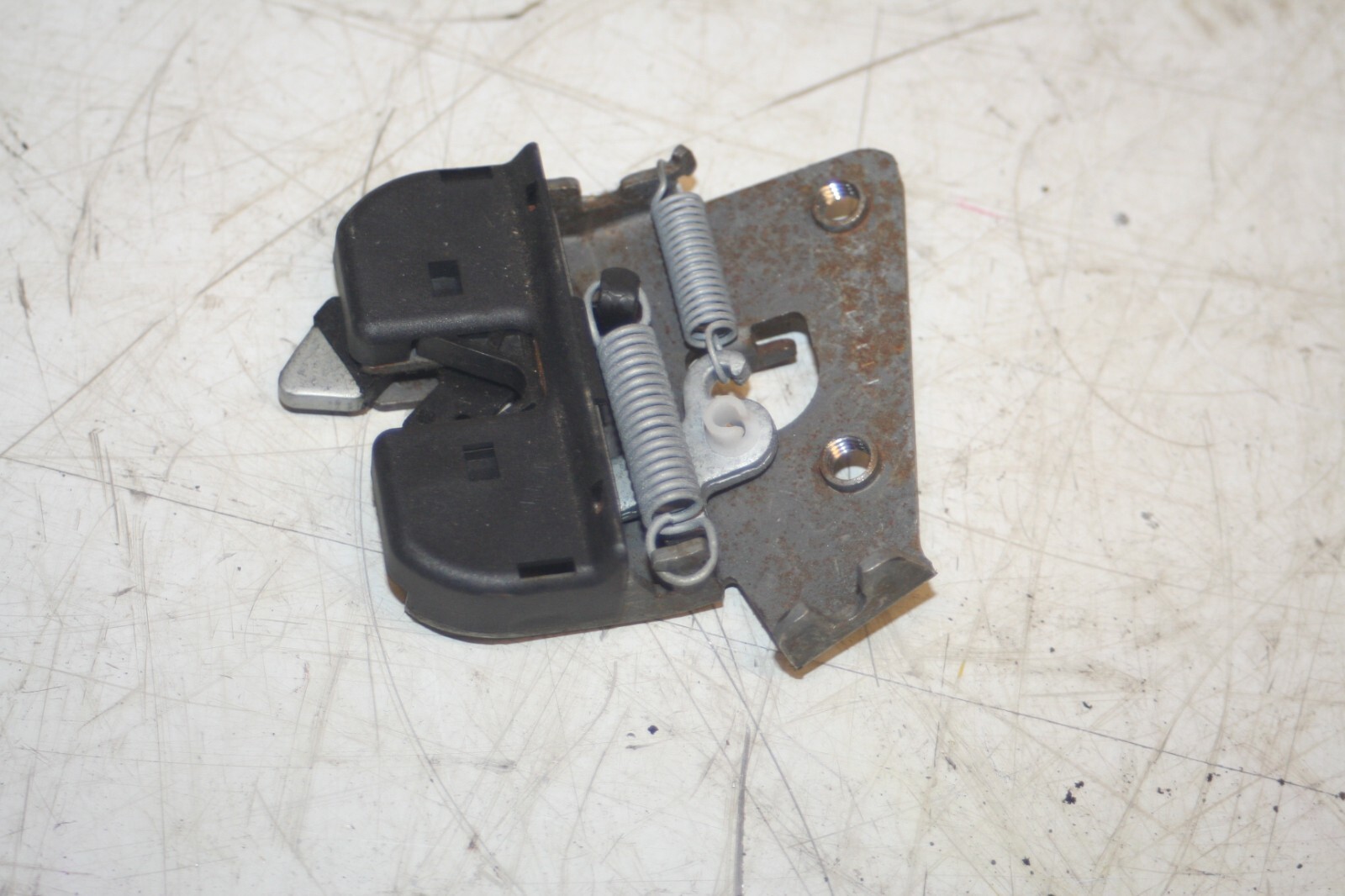 (95) 2010 BMW 1 SERIES E82. PASSENGER SIDE BONNET LATCH CATCH LOCK