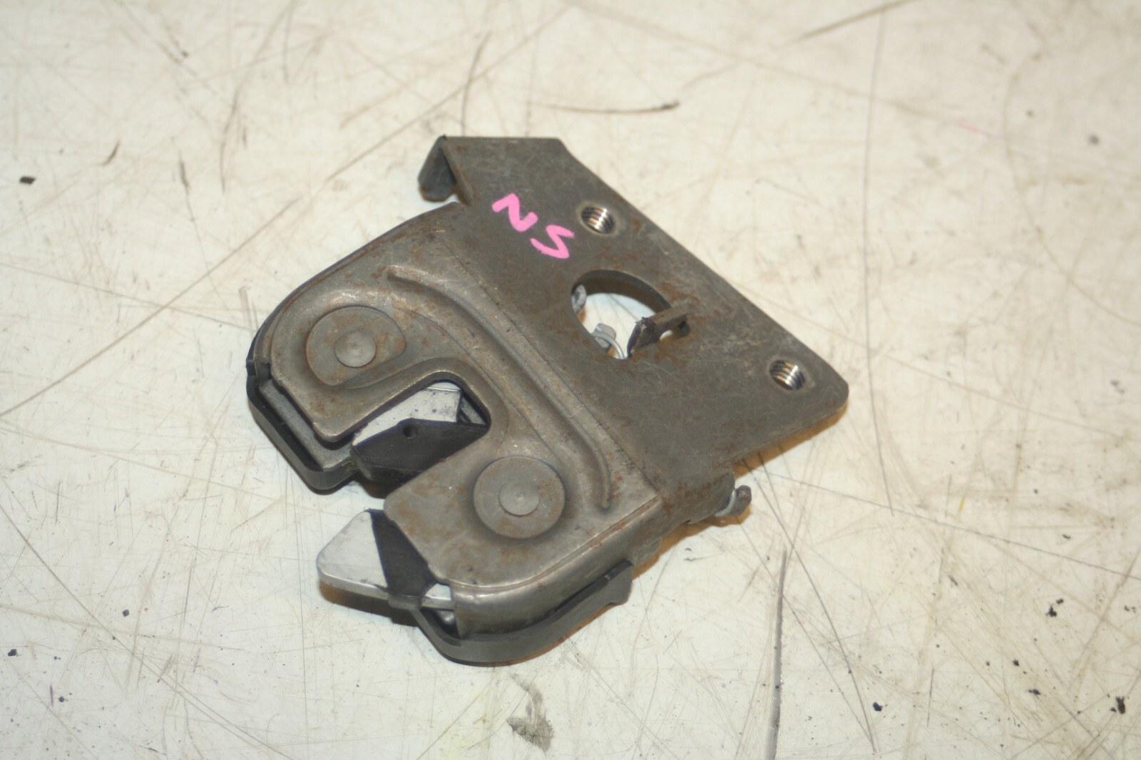 (95) 2010 BMW 1 SERIES E82. PASSENGER SIDE BONNET LATCH CATCH LOCK - Image 2