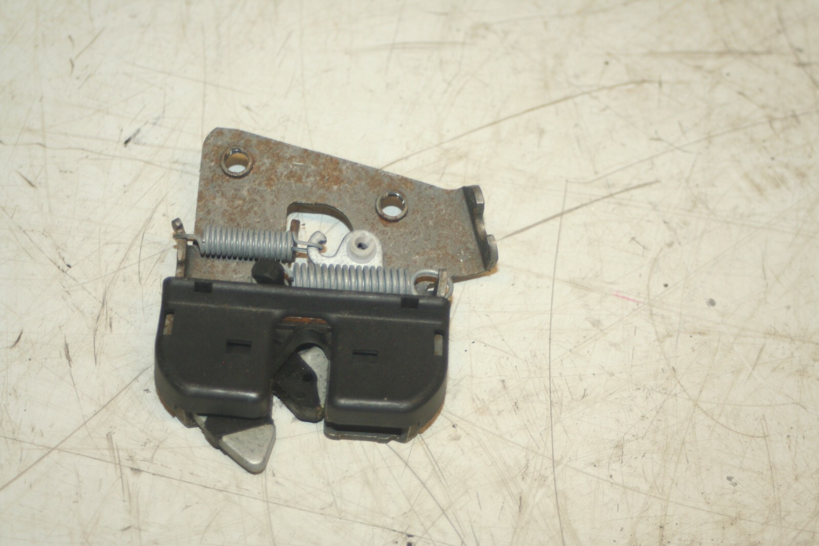 (95) 2010 BMW 1 SERIES E82. PASSENGER SIDE BONNET LATCH CATCH LOCK - Image 3