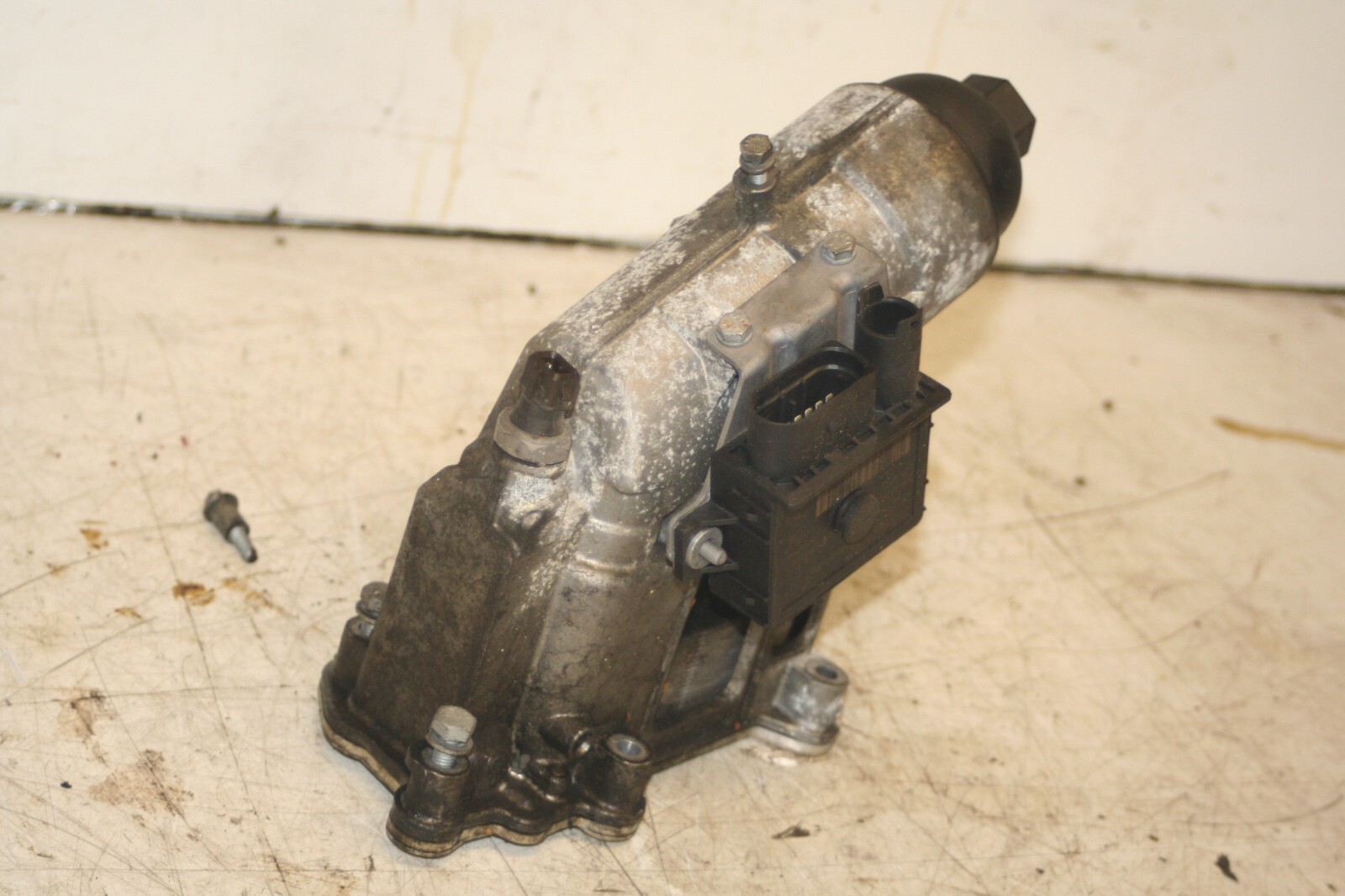 (95B) 2010 BMW 1 SERIES E82. OIL FILTER HOUSING COOLER - Image 2