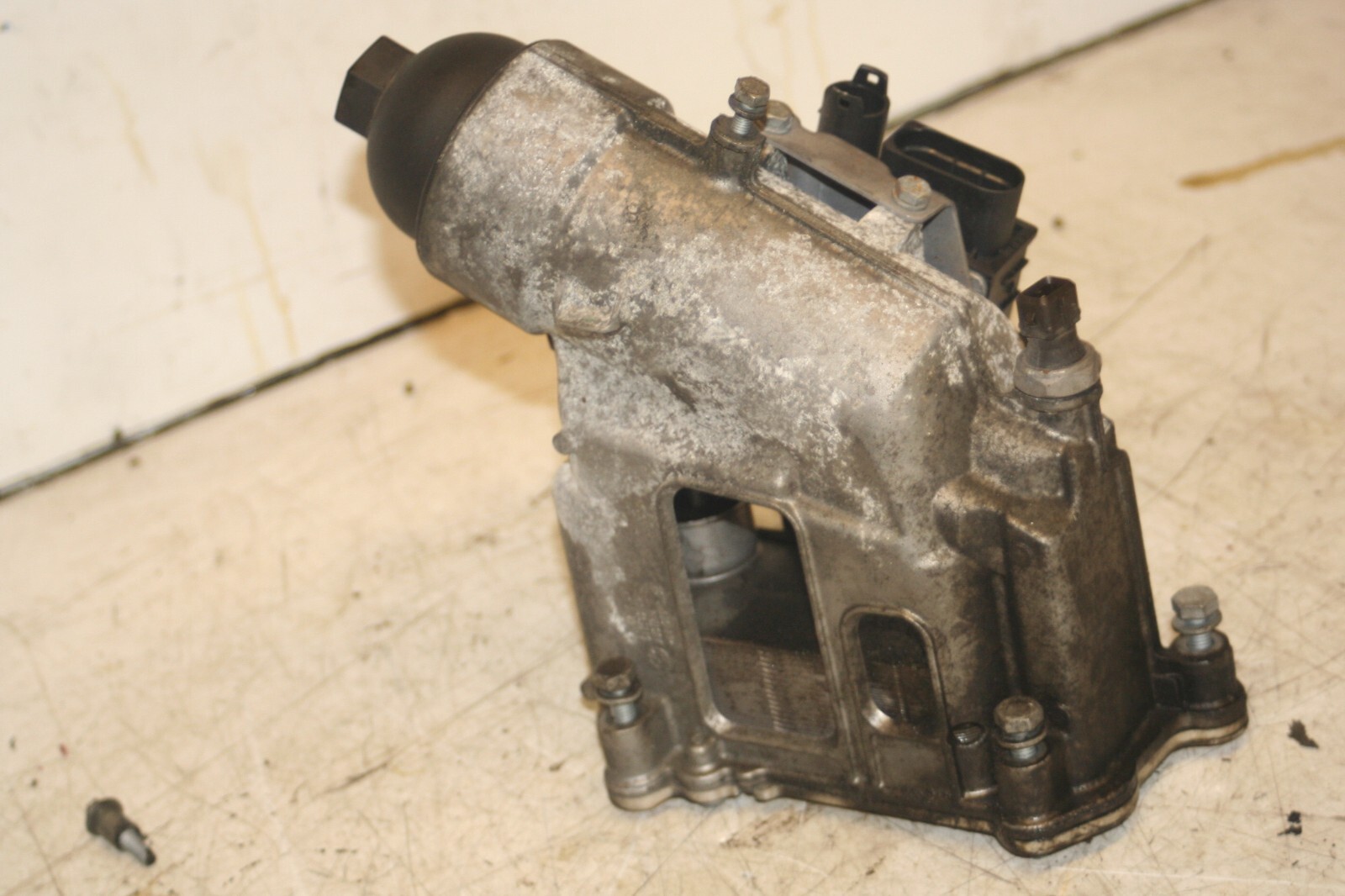 (95B) 2010 BMW 1 SERIES E82. OIL FILTER HOUSING COOLER - Image 3