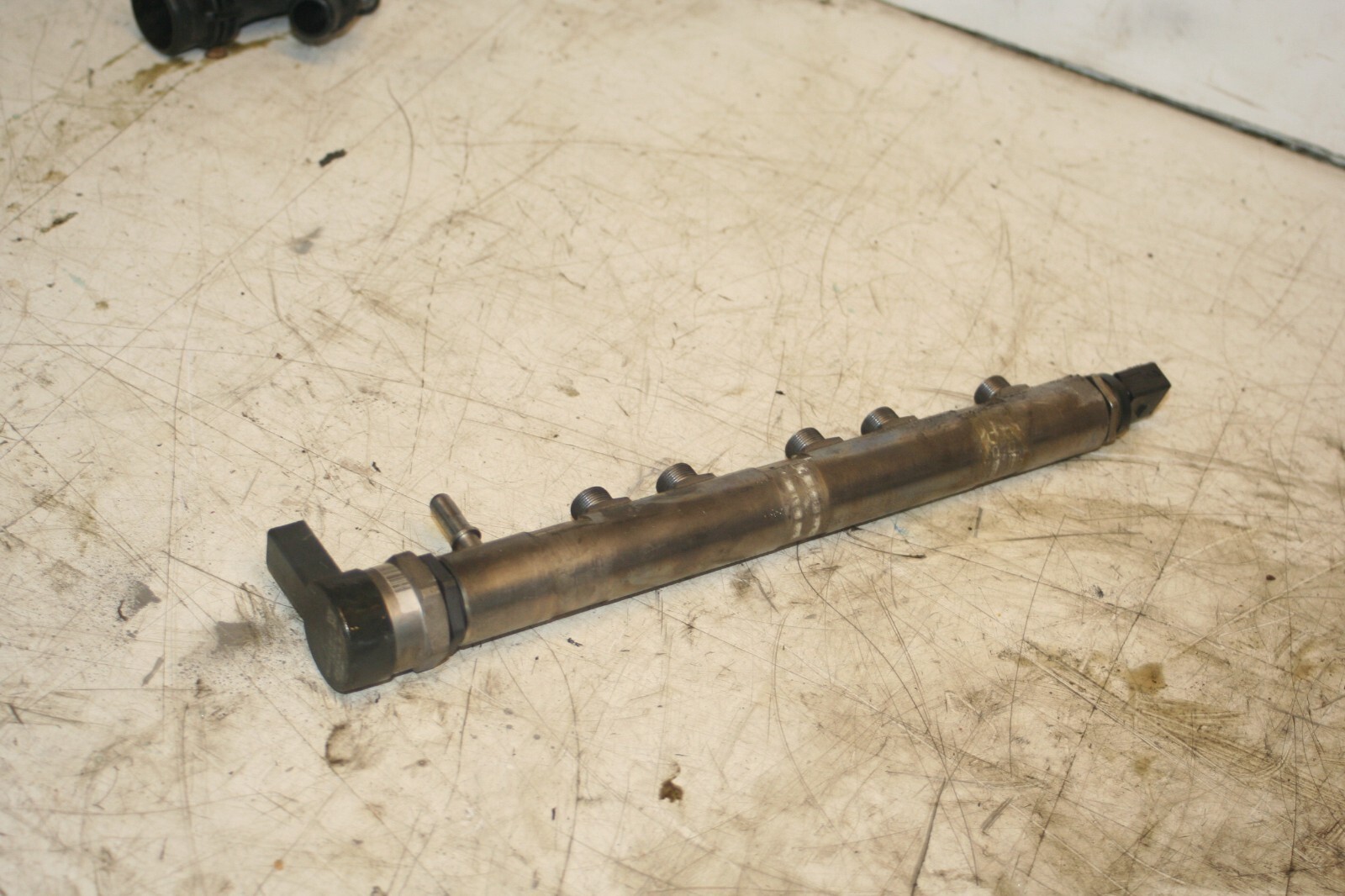 (95B) 2010 BMW 1 SERIES E82. FUEL RAIL 780912802 - Image 3