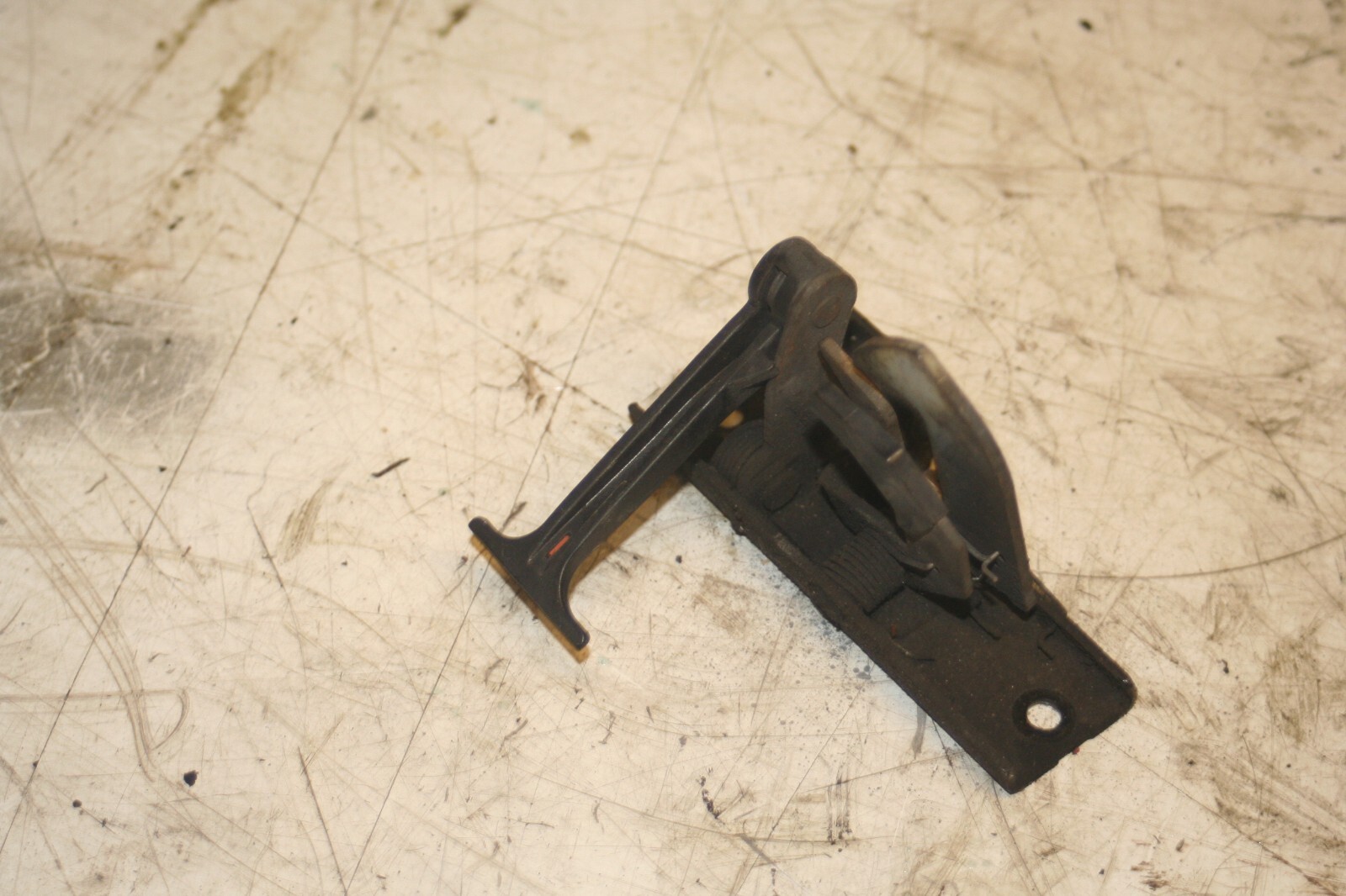 (95B) 2010 BMW 1 SERIES E82. BONNET LATCH CATCH