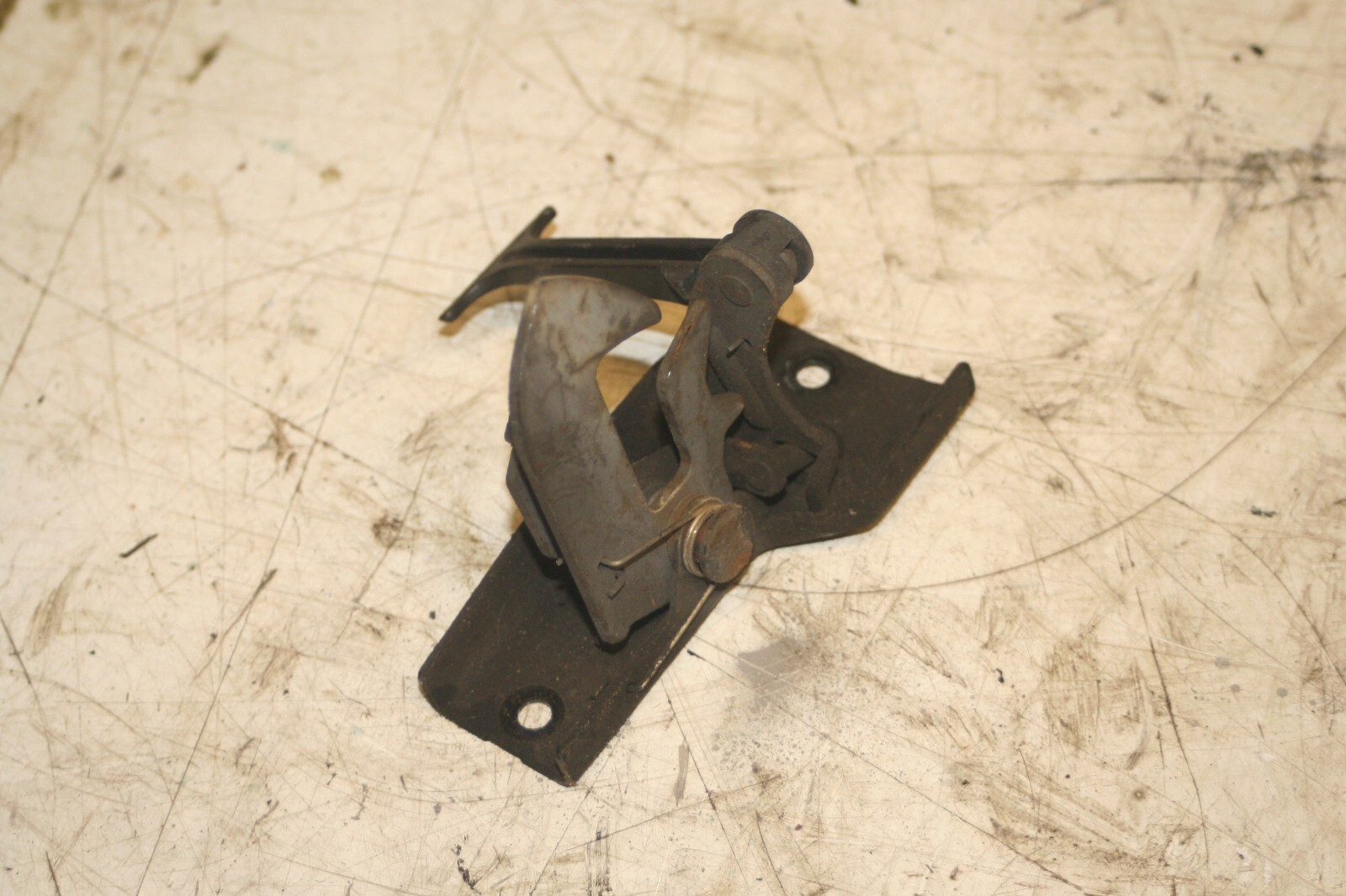 (95B) 2010 BMW 1 SERIES E82. BONNET LATCH CATCH - Image 2