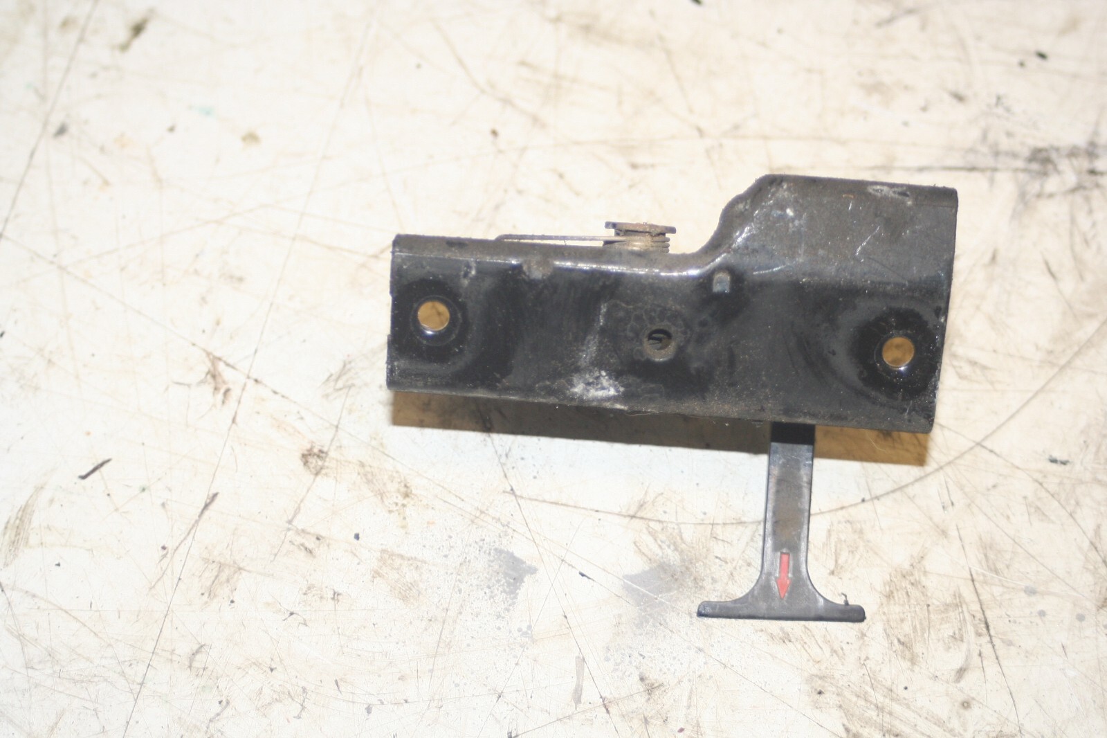 (95B) 2010 BMW 1 SERIES E82. BONNET LATCH CATCH - Image 3