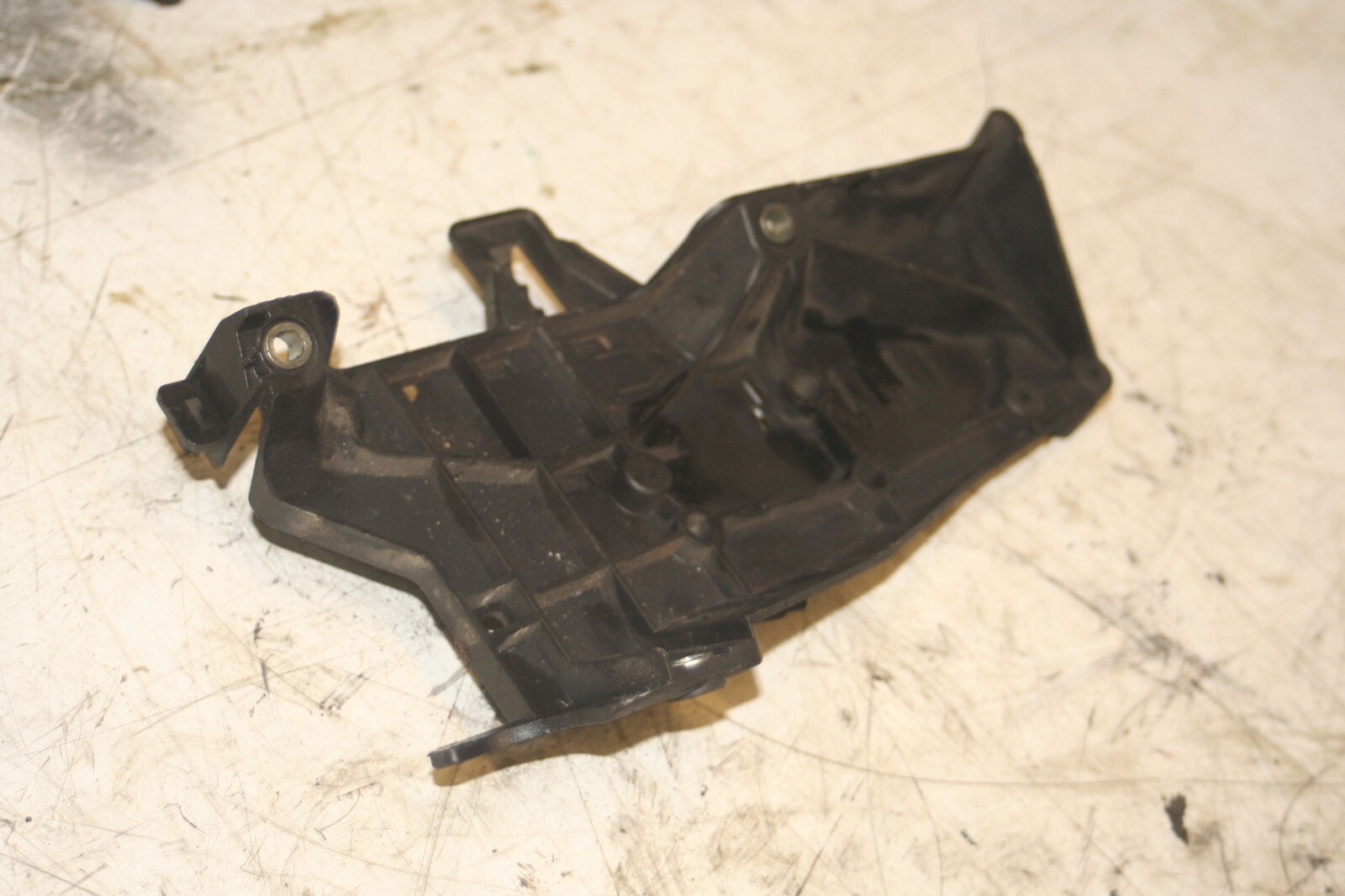 (95B) 2010 BMW 1 SERIES E82. DPF WIRING SENSOR BRACKET