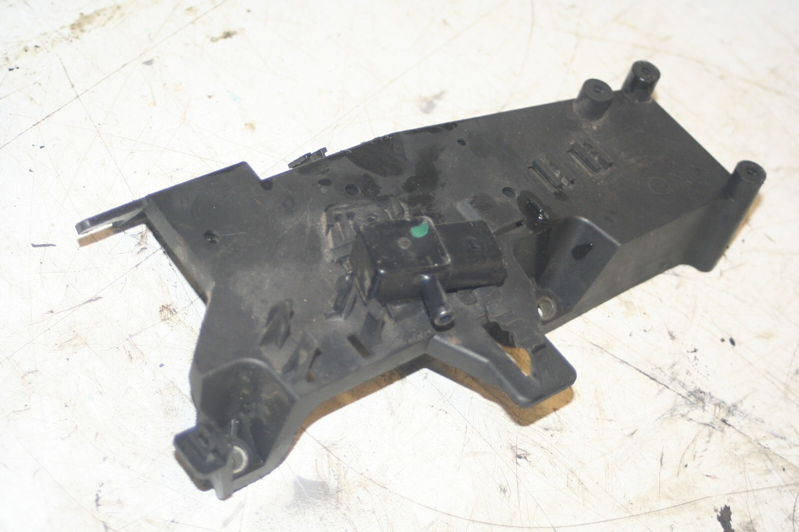 (95B) 2010 BMW 1 SERIES E82. DPF WIRING SENSOR BRACKET - Image 2