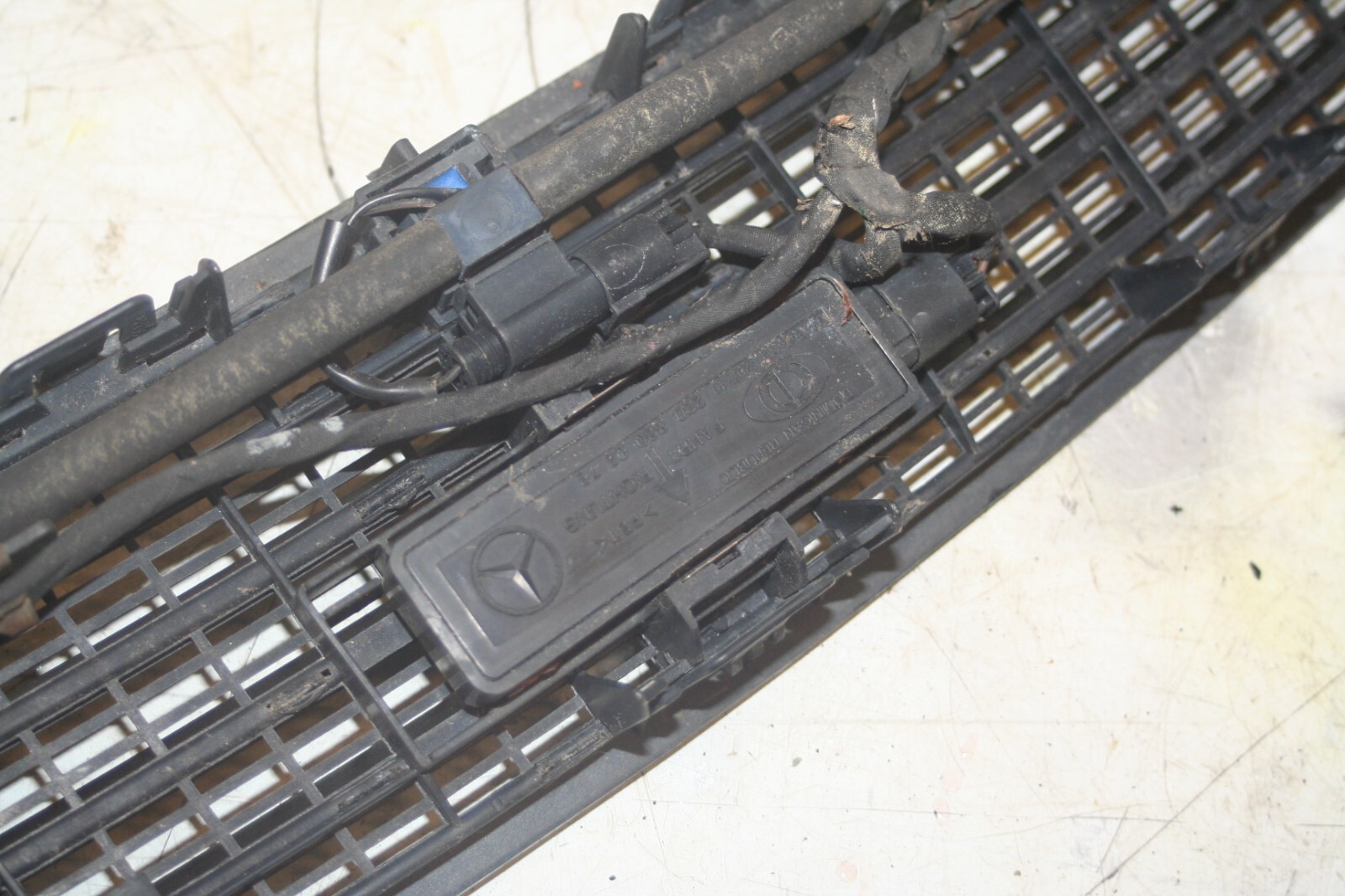 2005 MERCEDES S CLASS W220. BONNET VENT GRILLE 2208800272 - Image 6