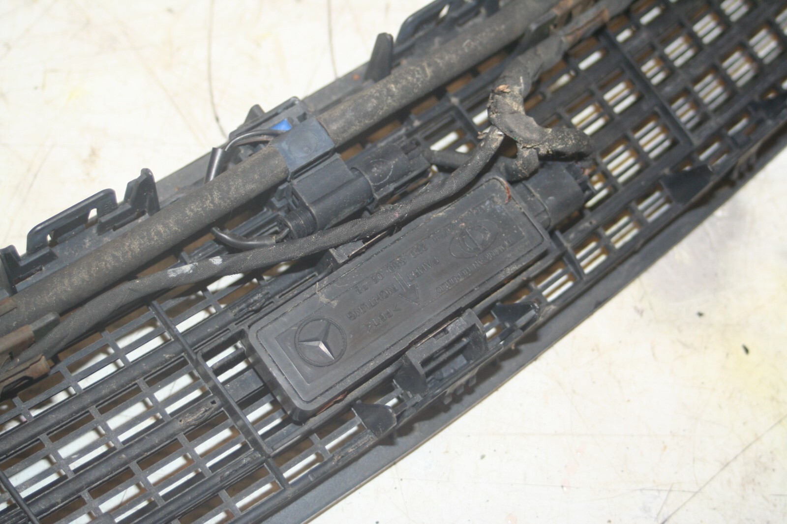 2005 MERCEDES S CLASS W220. BONNET VENT GRILLE 2208800272 - Image 7