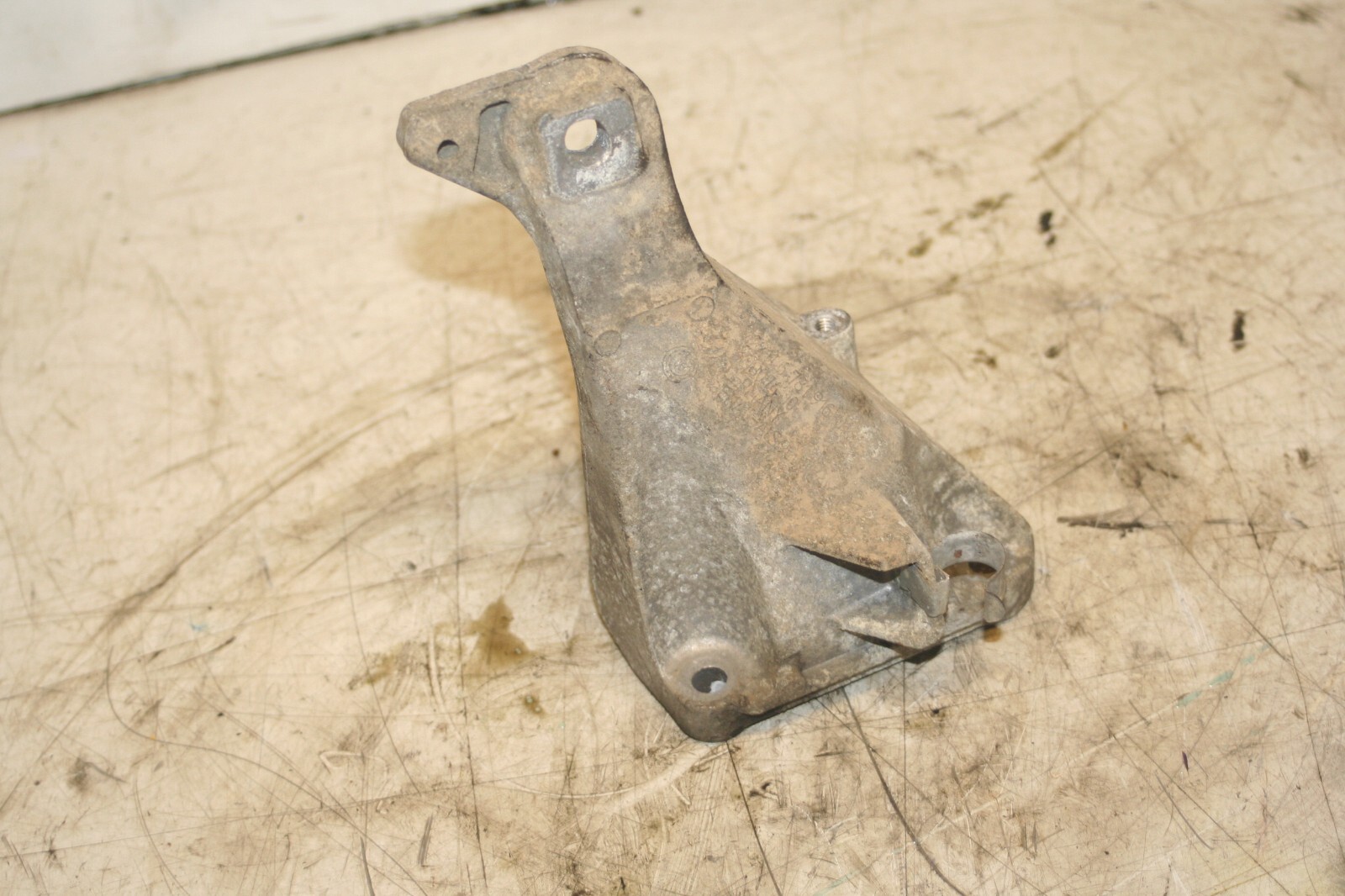 (95B) 2010 BMW 1 SERIES E82. ENGINE MOUNT