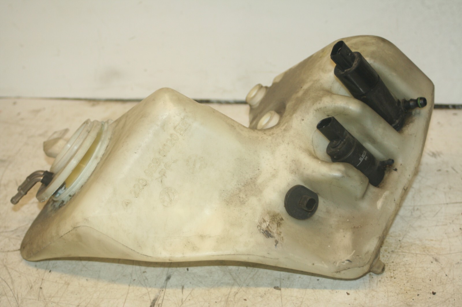 2005 MERCEDES S CLASS W220. SCREEN WASH WASHER BOTTLE + PUMPS