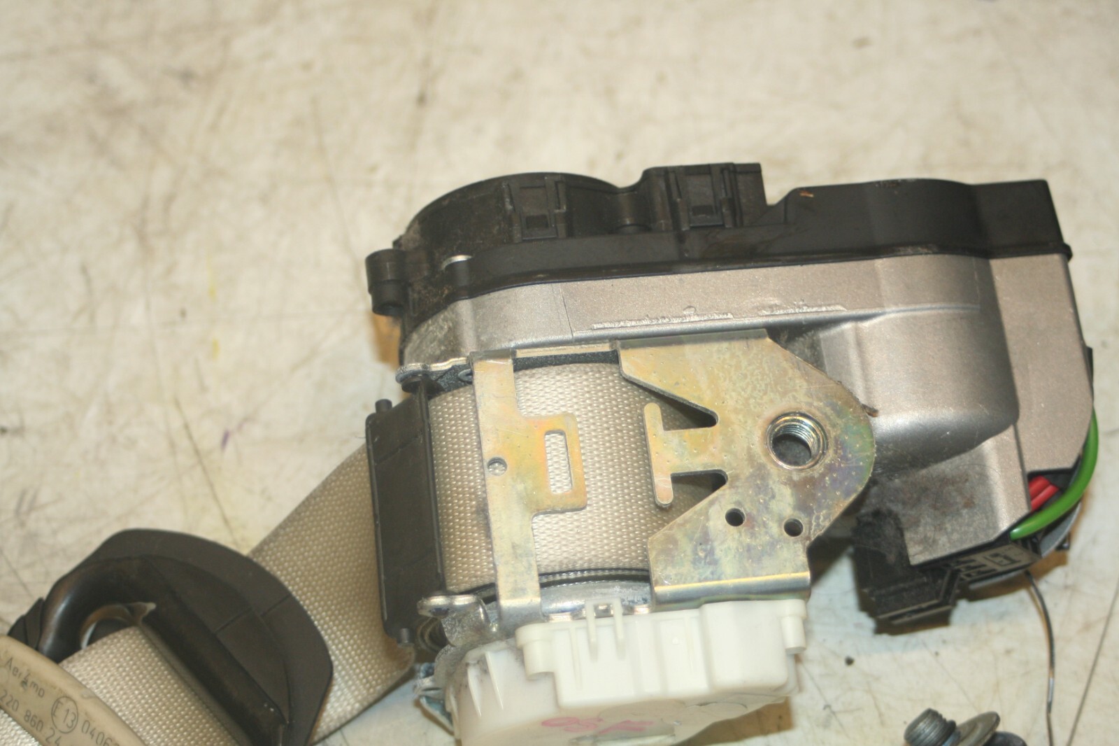 2005 MERCEDES S CLASS W220. DRIVER SIDE FRONT SEAT BELT - Image 2