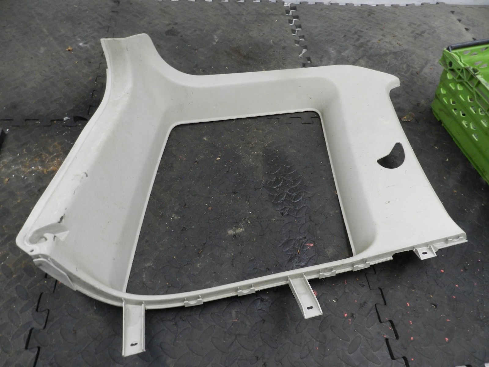 182. 2004 LANDROVER FREELANDER 1 L314. PASSENGER SIDE REAR BOOT UPPER TRIM