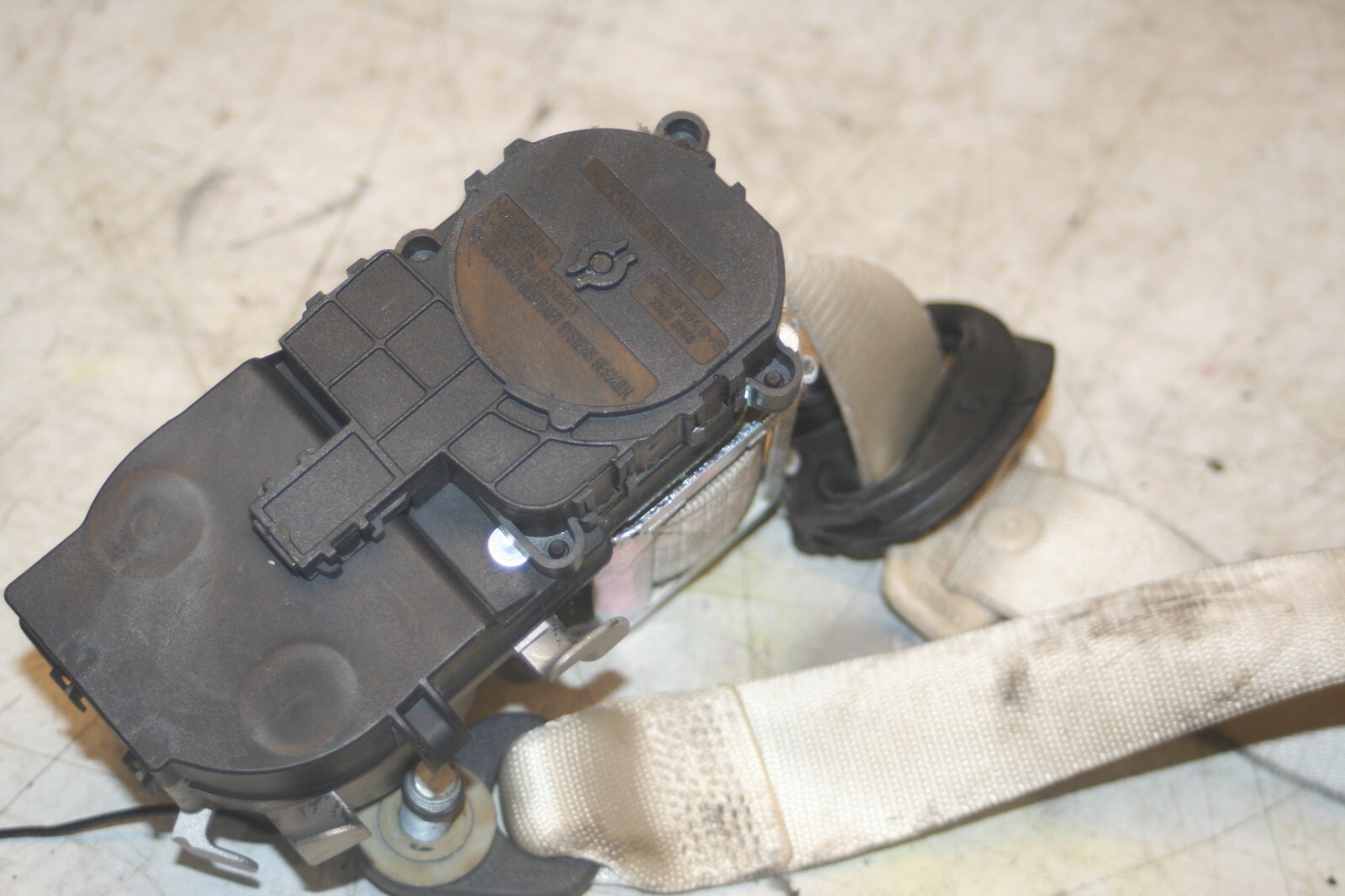 2005 MERCEDES S CLASS W220. DRIVER SIDE FRONT SEAT BELT - Image 4