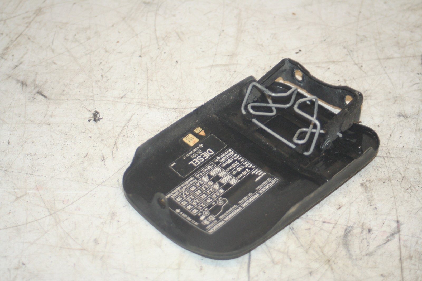 2005 MERCEDES S CLASS W220. FUEL FLAP COVER IN BLACK - Image 3