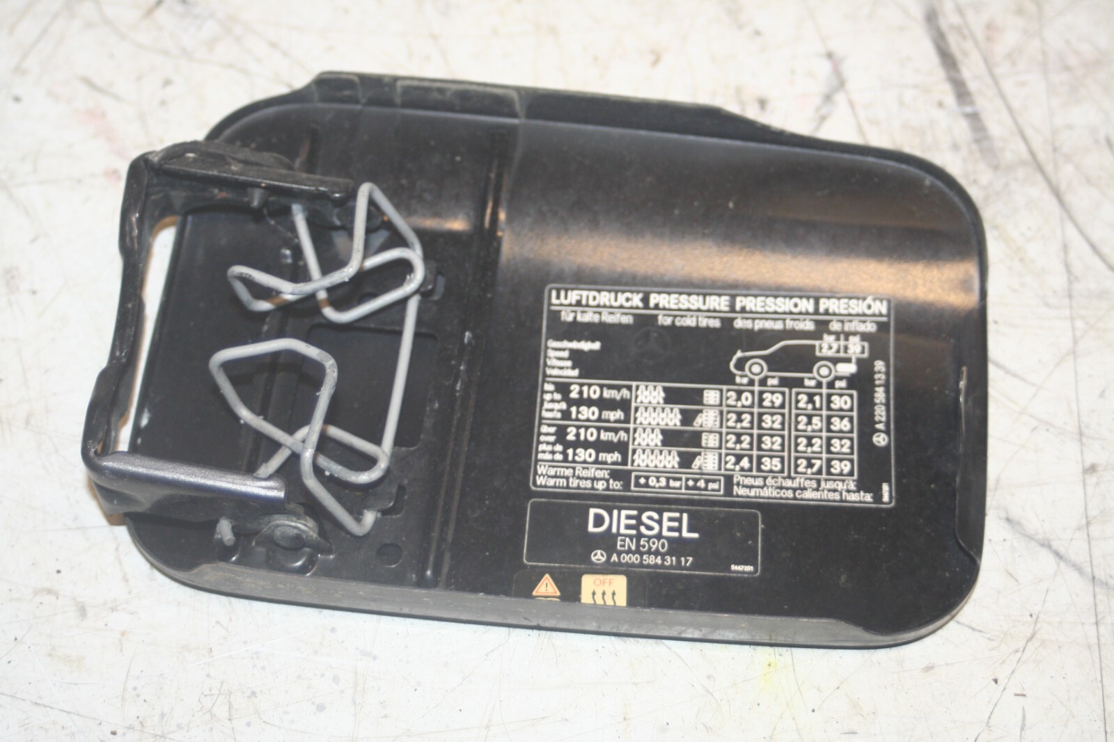 2005 MERCEDES S CLASS W220. FUEL FLAP COVER IN BLACK - Image 4