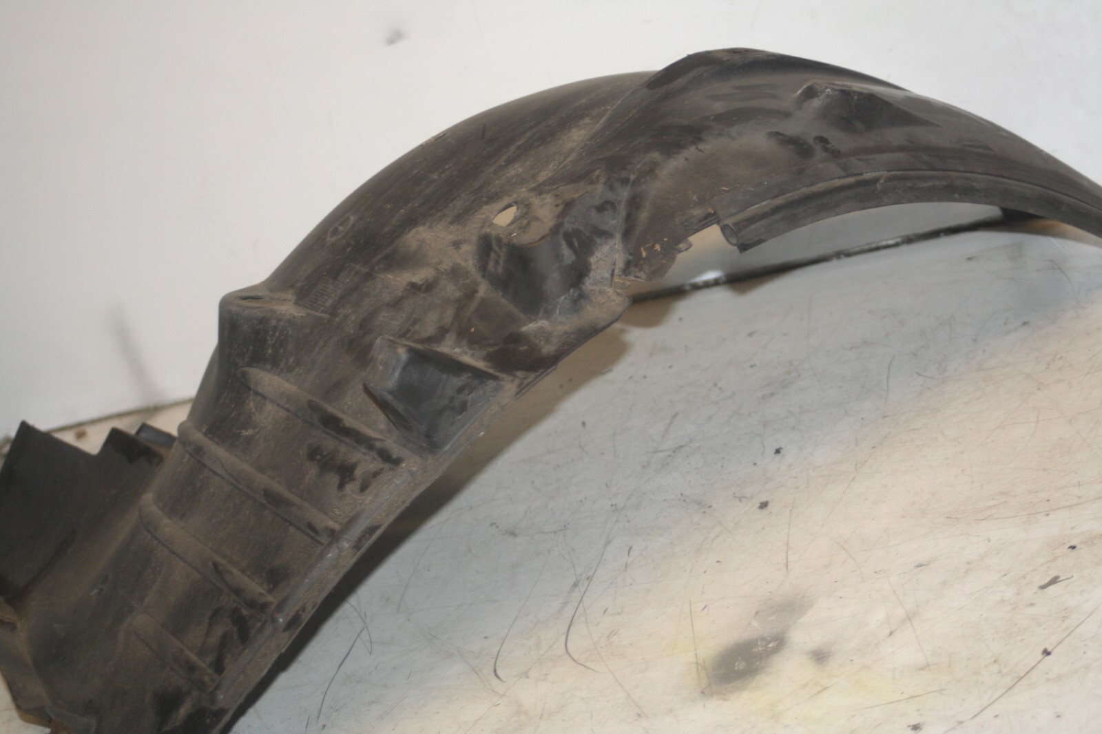 2005 MERCEDES S CLASS W220. 2206980530 WHEEL ARCH LINER - Image 2