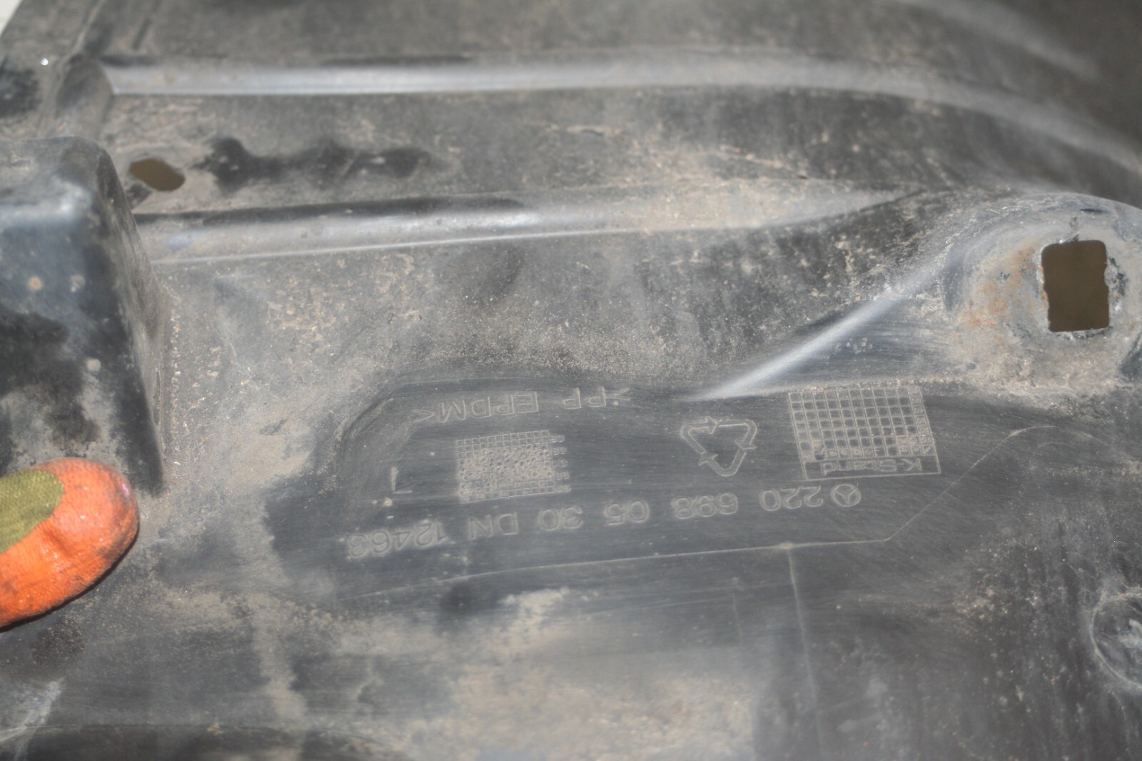 2005 MERCEDES S CLASS W220. 2206980530 WHEEL ARCH LINER - Image 6