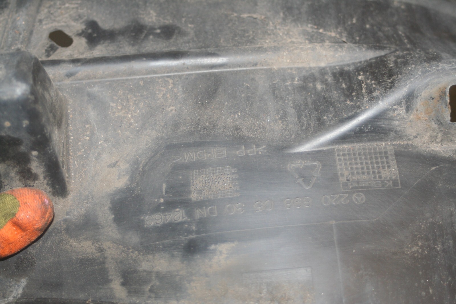 2005 MERCEDES S CLASS W220. 2206980530 WHEEL ARCH LINER - Image 7