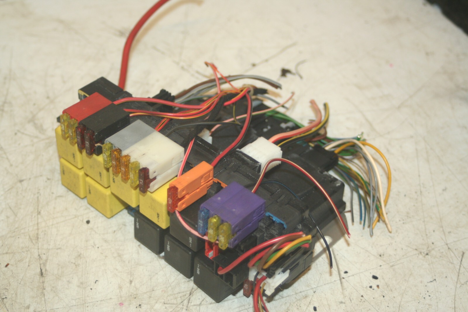2005 MERCEDES S CLASS W220. FUSE BOX BOARD RELAYS HOUSING SAM A035459432