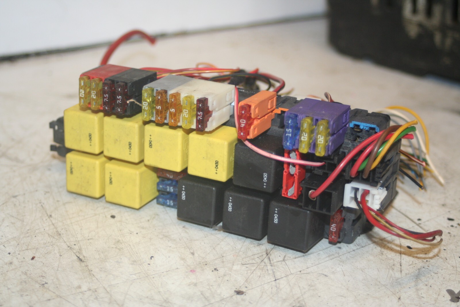 2005 MERCEDES S CLASS W220. FUSE BOX BOARD RELAYS HOUSING SAM A035459432 - Image 2