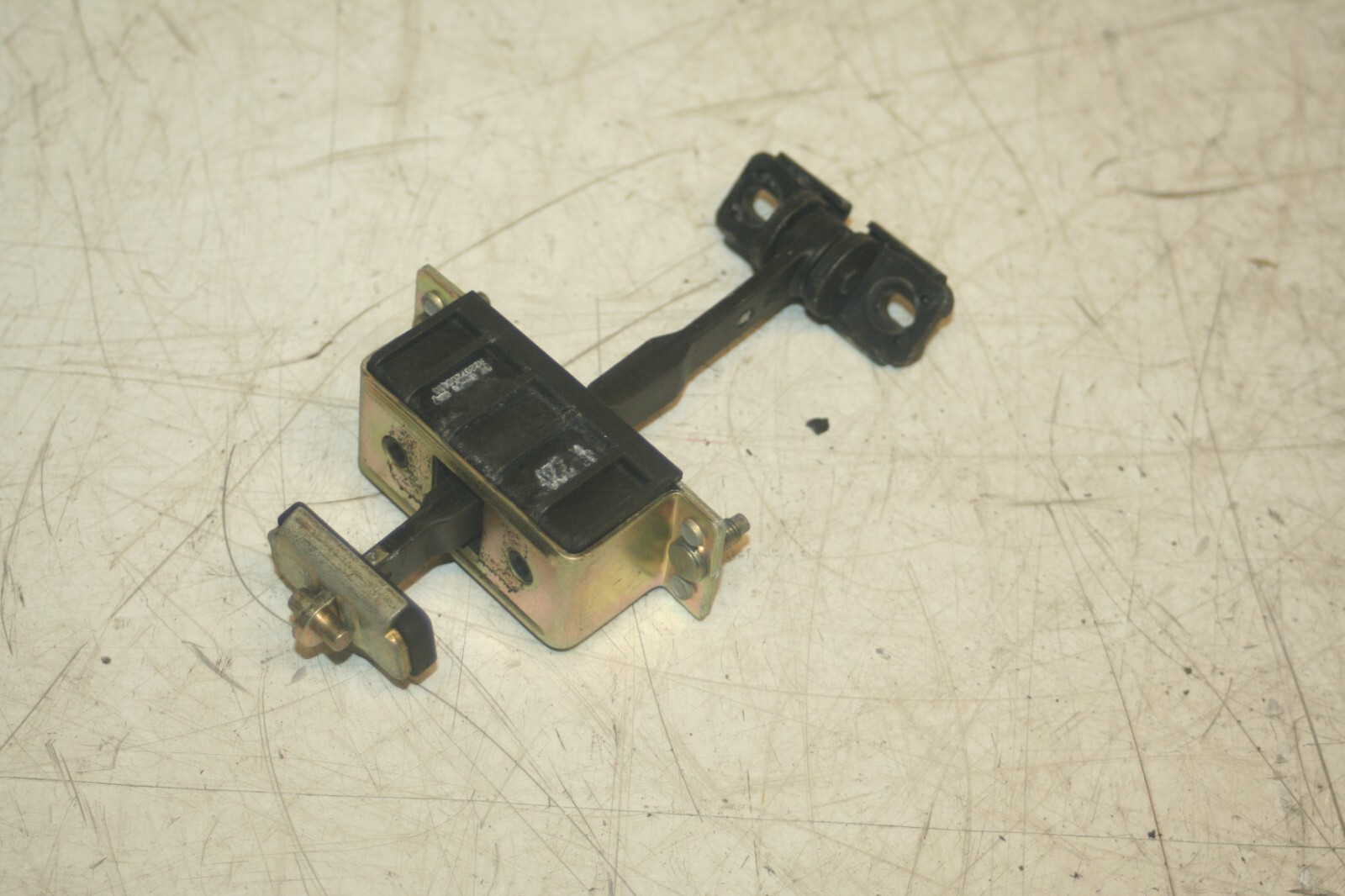 2005 MERCEDES S CLASS W220. PASSENGER SIDE FRONT DOOR STAY CHECK STRAP - Image 2