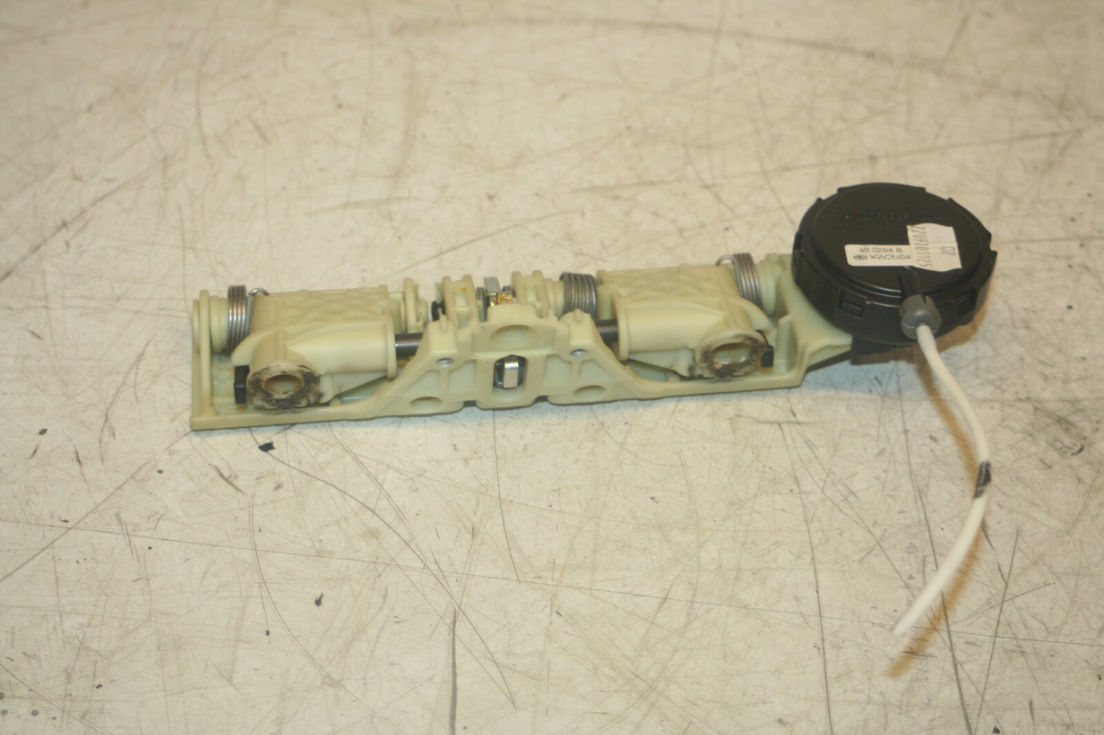 2005 MERCEDES S CLASS W220. REAR HEAD REST LATCH MECHANISM CATCH