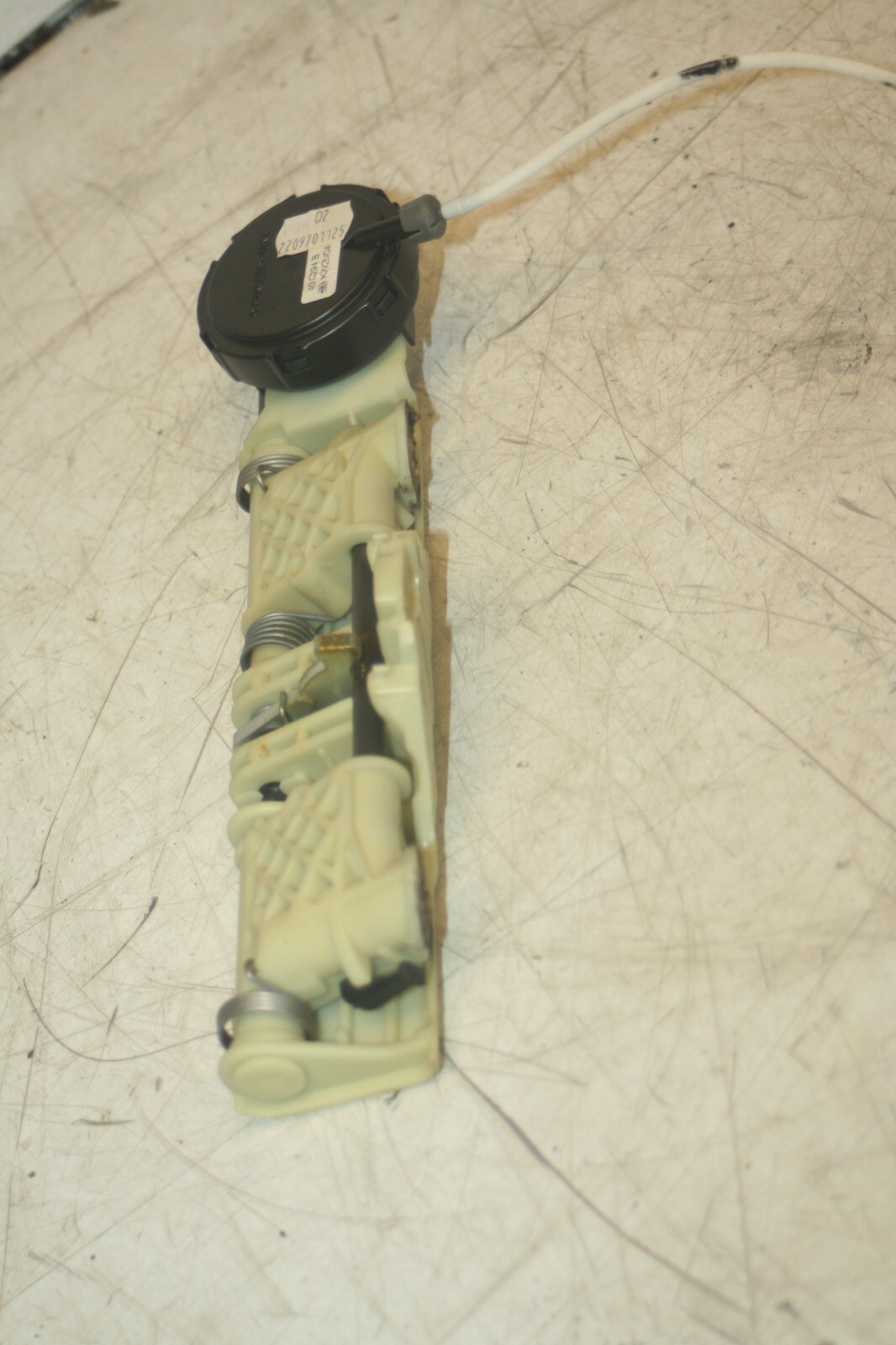 2005 MERCEDES S CLASS W220. REAR HEAD REST LATCH MECHANISM CATCH - Image 2