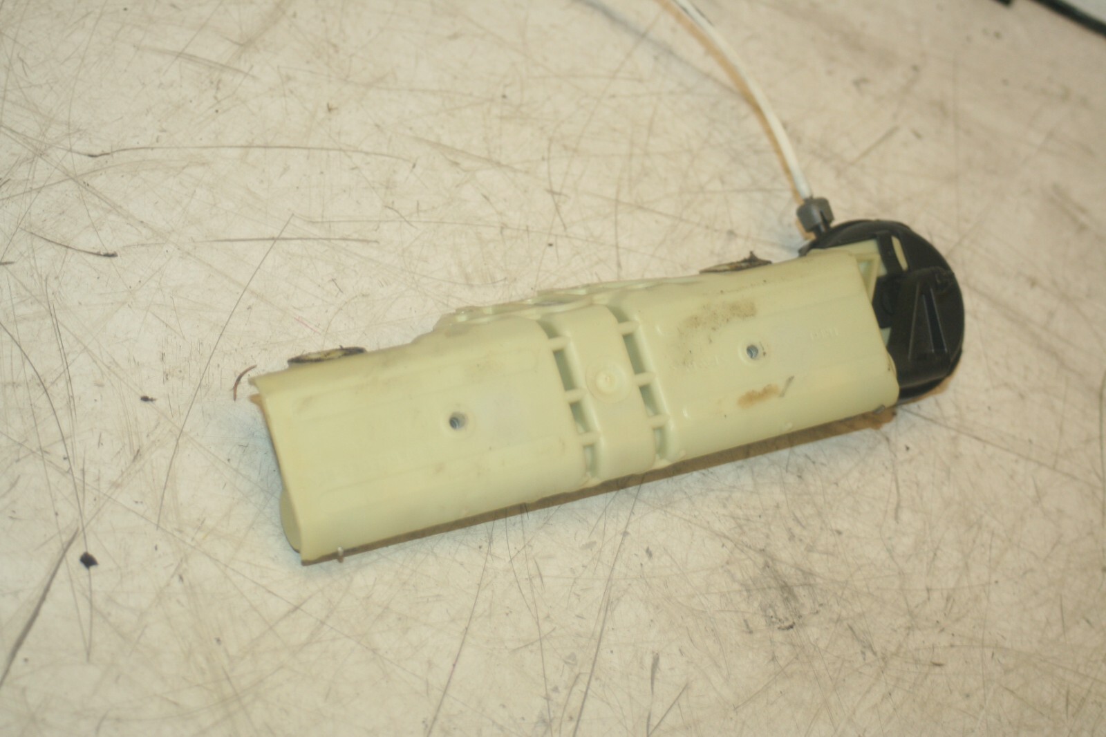 2005 MERCEDES S CLASS W220. REAR HEAD REST LATCH MECHANISM CATCH - Image 3