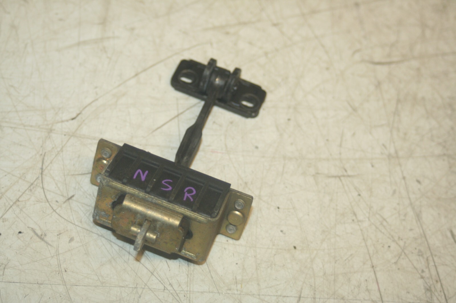 2005 MERCEDES S CLASS W220. PASSENGER SIDE REAR DOOR STAY CHECK STRAP