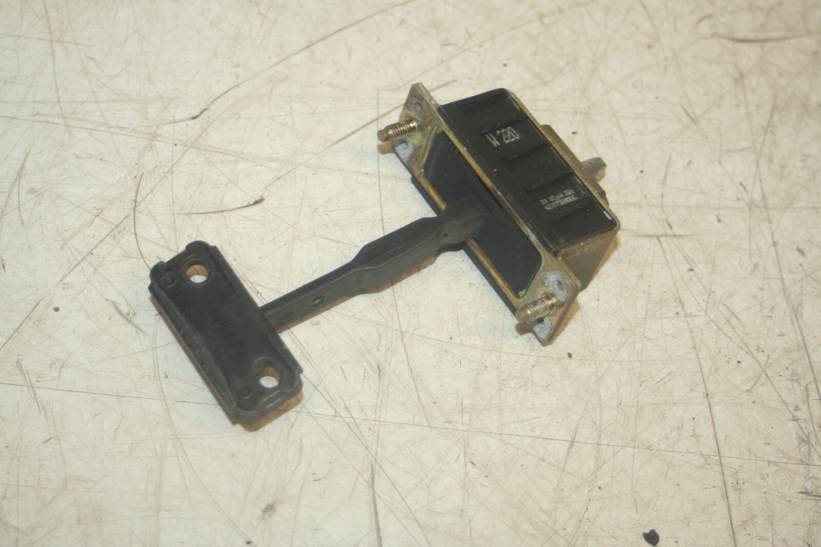 2005 MERCEDES S CLASS W220. PASSENGER SIDE REAR DOOR STAY CHECK STRAP - Image 4