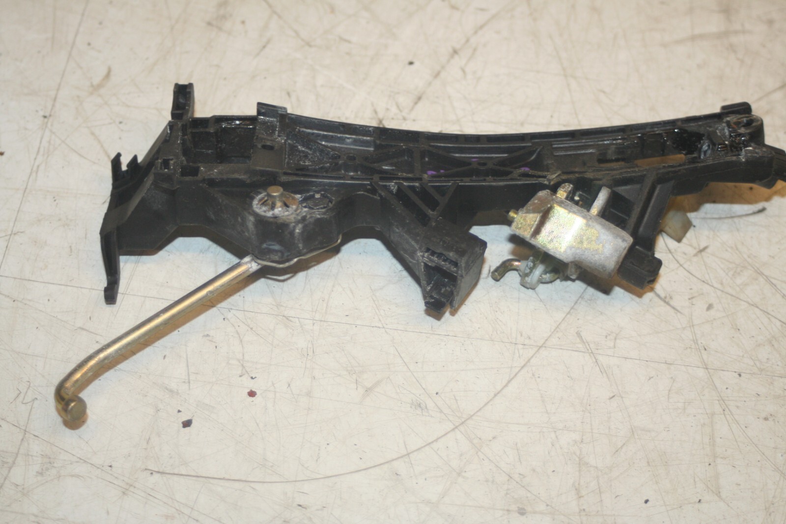 2005 MERCEDES S CLASS W220. PASSENGER SIDE REAR DOOR HANDLE FRAME - Image 2