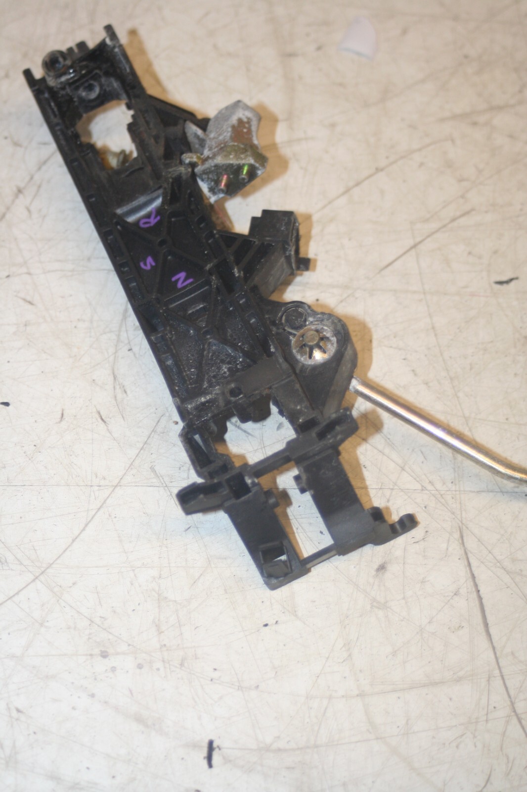 2005 MERCEDES S CLASS W220. PASSENGER SIDE REAR DOOR HANDLE FRAME - Image 3