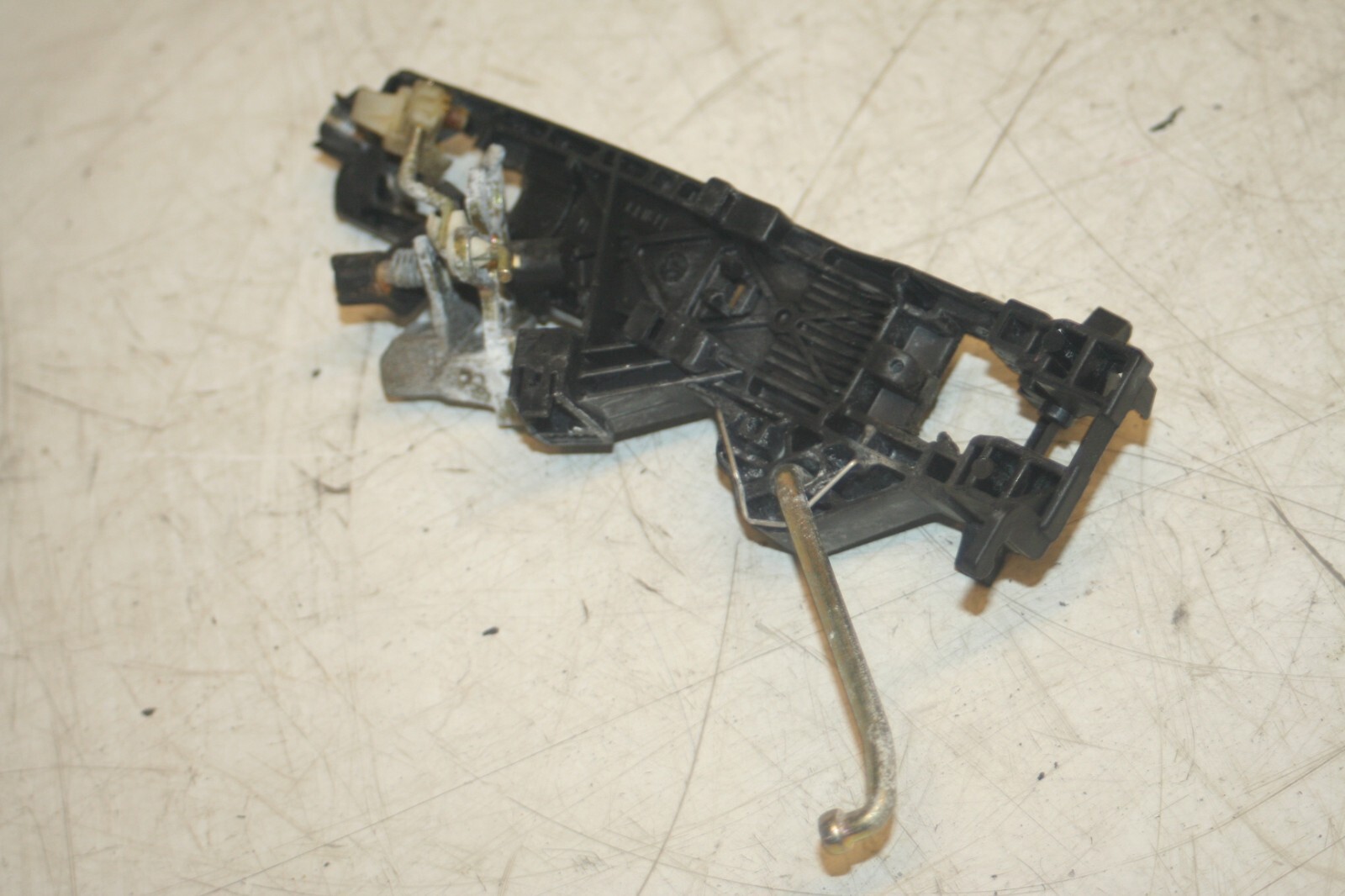 2005 MERCEDES S CLASS W220. PASSENGER SIDE REAR DOOR HANDLE FRAME - Image 4