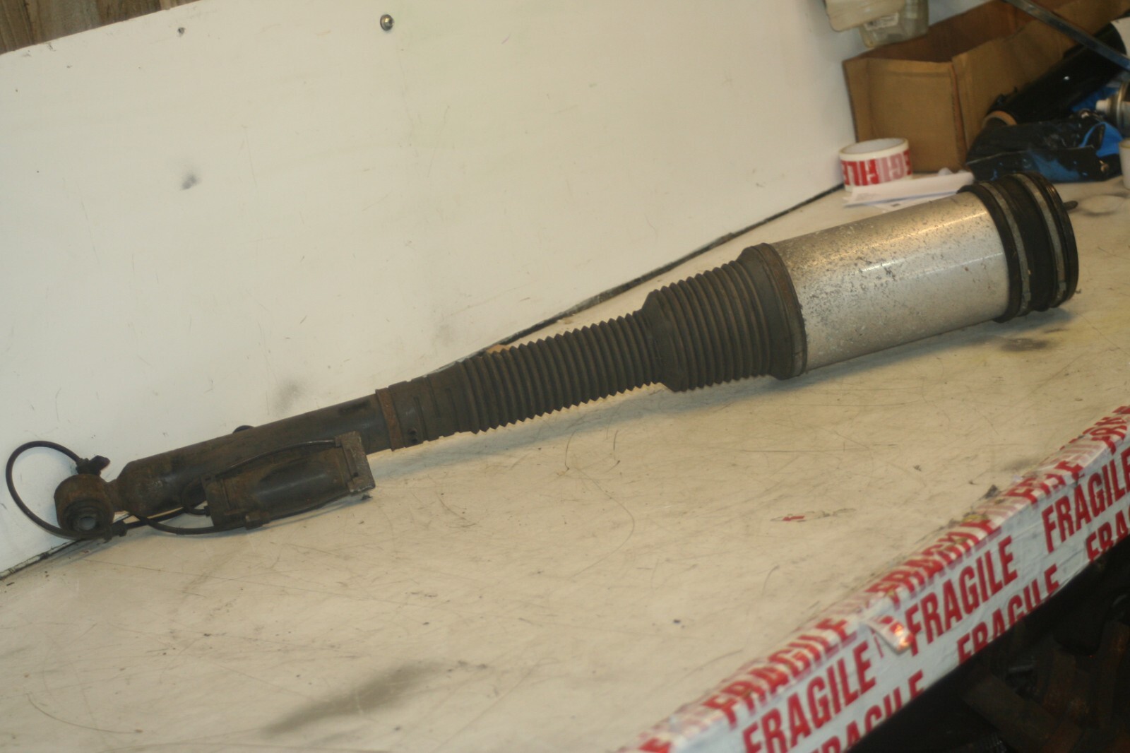 2005 MERCEDES S CLASS W220. PASSENGER SIDE REAR AIR SUSPENSION SHOCK UNIT - Image 2