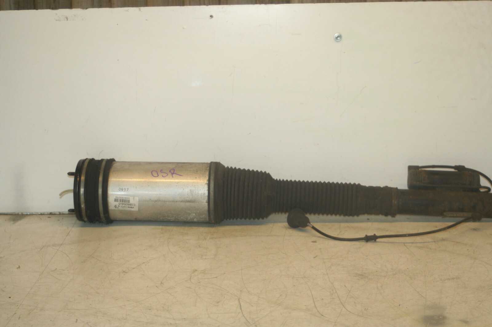 2005 MERCEDES S CLASS W220. DRIVER SIDE REAR AIR SUSPENSION SHOCK UNIT