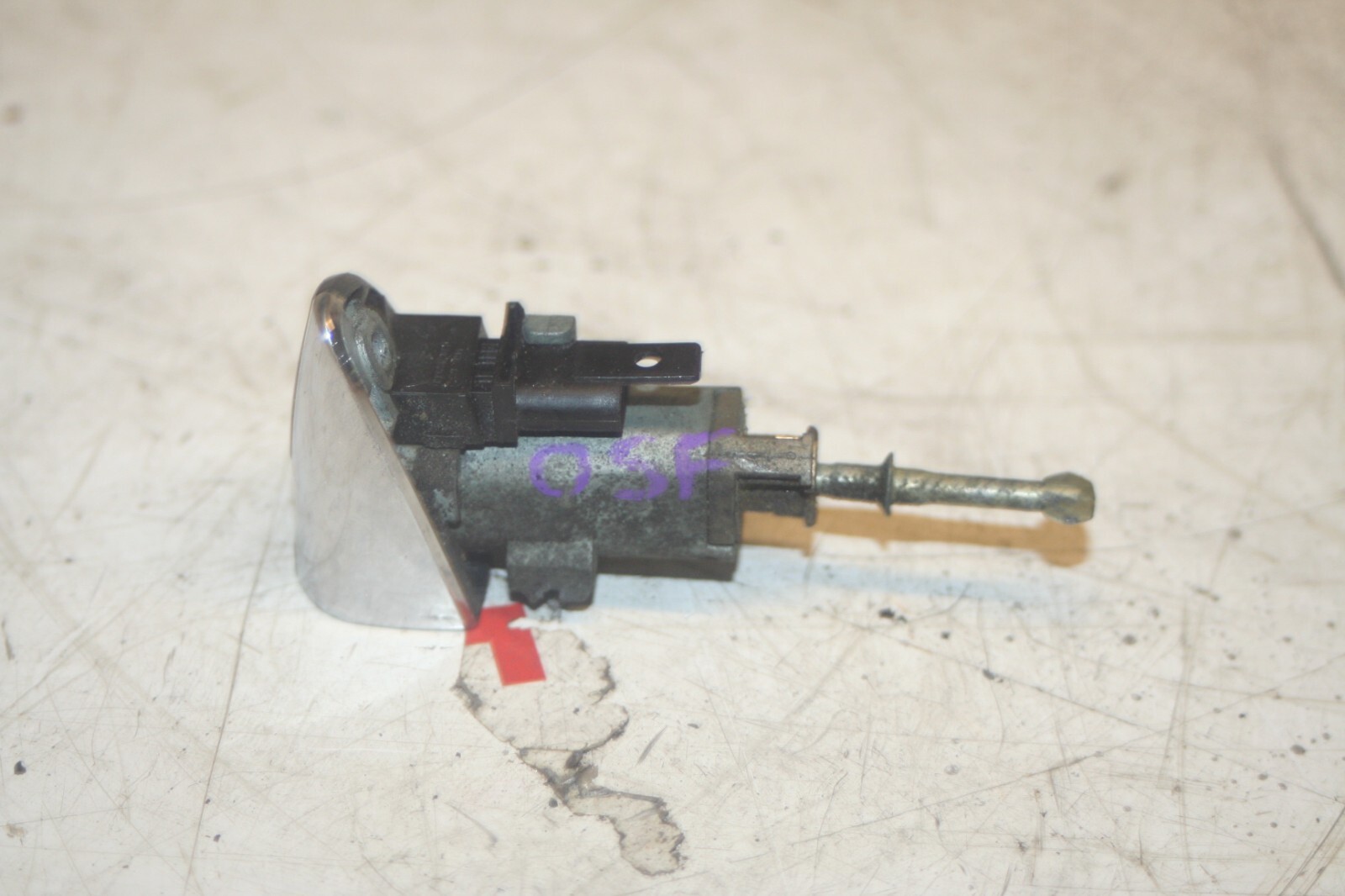 2005 MERCEDES S CLASS W220. DOOR LOCK CATCH - Image 2