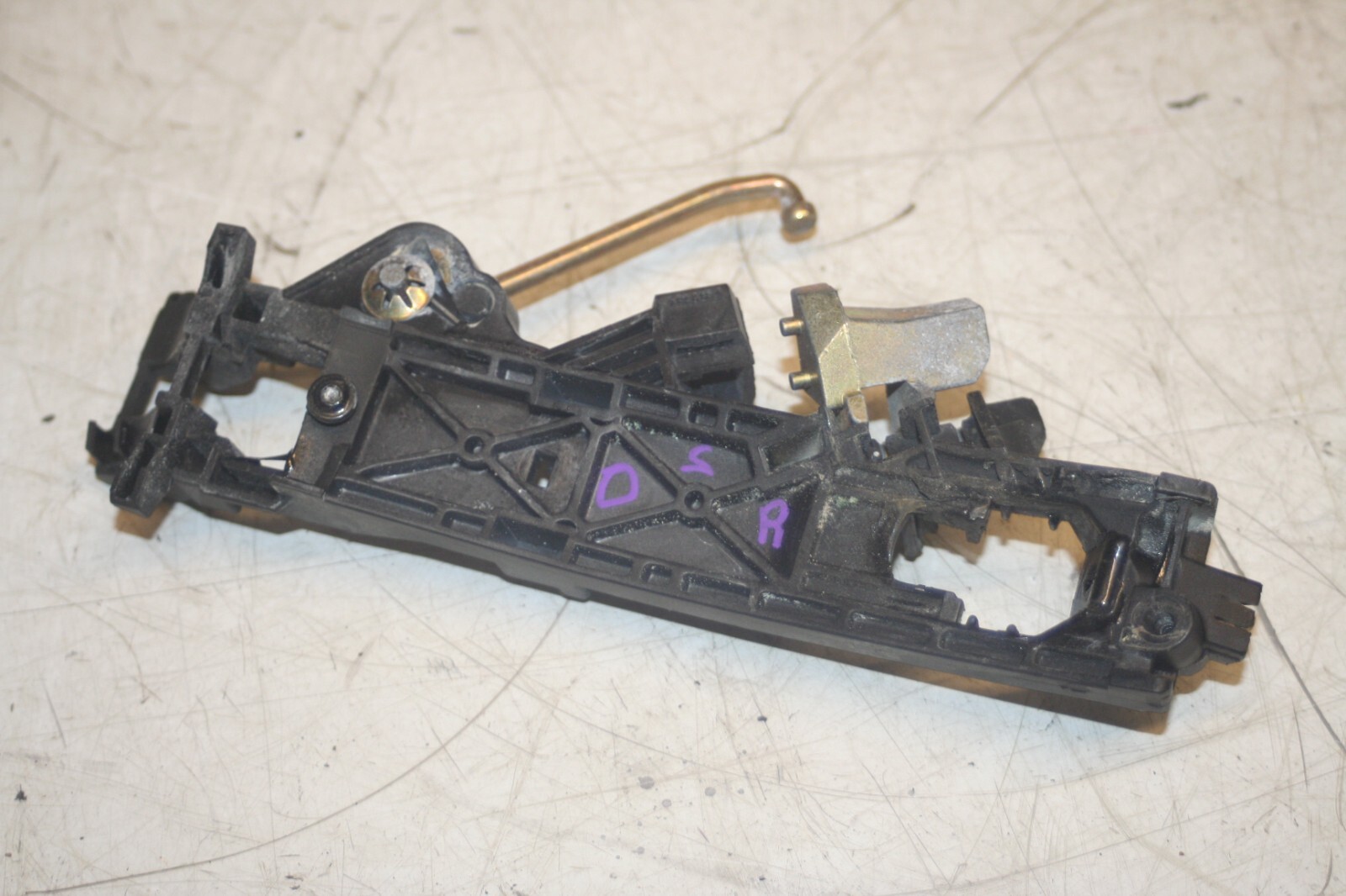 2005 MERCEDES S CLASS W220. DRIVER SIDE REAR DOOR HANDLE FRAME