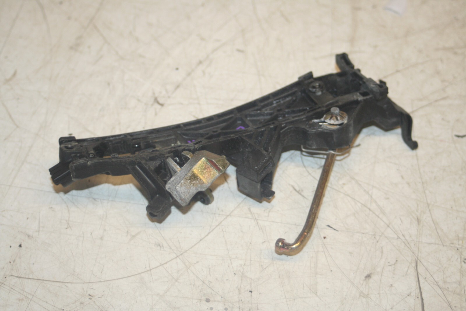 2005 MERCEDES S CLASS W220. DRIVER SIDE REAR DOOR HANDLE FRAME - Image 2
