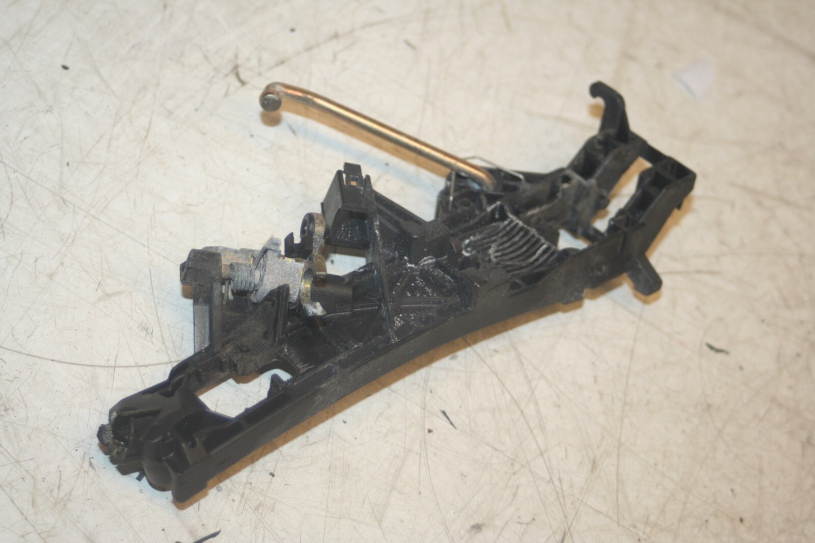 2005 MERCEDES S CLASS W220. DRIVER SIDE REAR DOOR HANDLE FRAME - Image 3