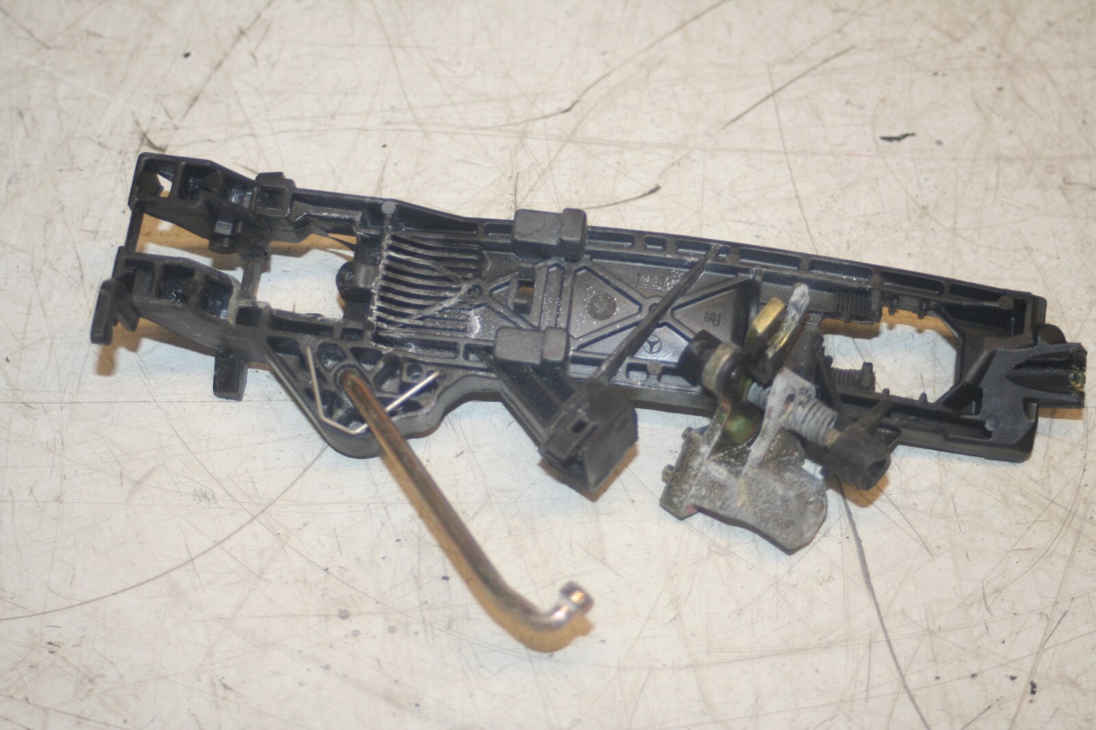 2005 MERCEDES S CLASS W220. DRIVER SIDE REAR DOOR HANDLE FRAME - Image 4