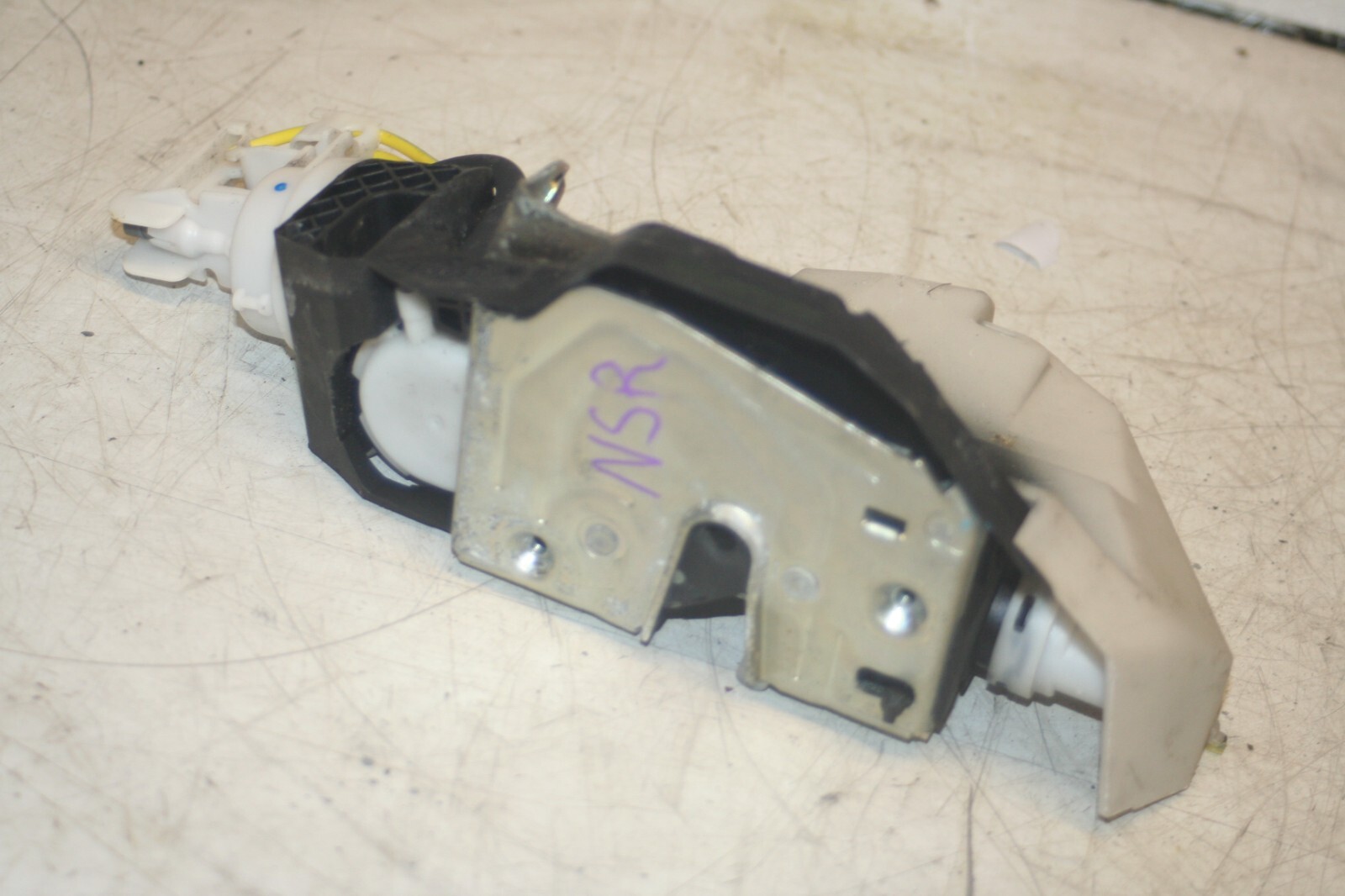 2005 MERCEDES S CLASS W220. PASSENGER SIDE REAR DOOR LOCK MOTOR MECHANISM