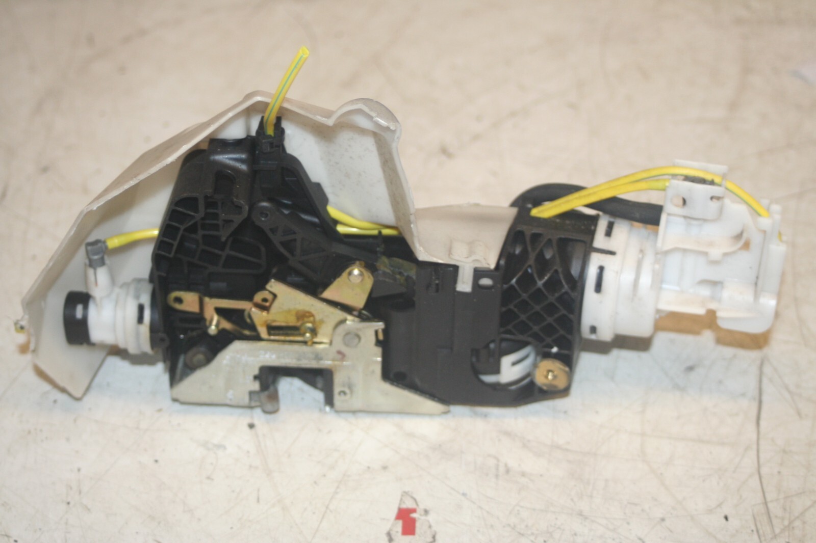 2005 MERCEDES S CLASS W220. PASSENGER SIDE REAR DOOR LOCK MOTOR MECHANISM - Image 3