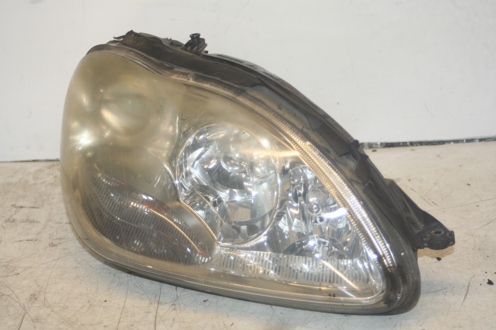 2005 MERCEDES S CLASS W220. DRIVER SIDE HEAD LIGHT