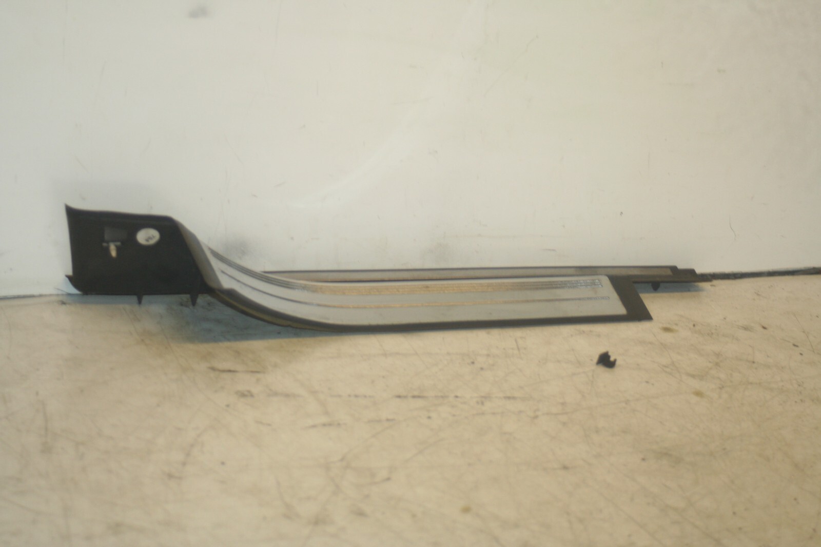2005 MERCEDES S CLASS W220. PASSENGER SIDE REAR SILL TRIM KICK PLATE - Image 2