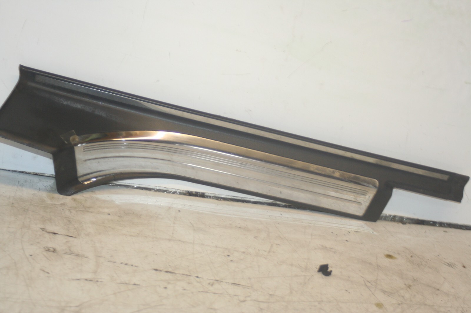 2005 MERCEDES S CLASS W220. PASSENGER SIDE REAR SILL TRIM KICK PLATE - Image 3