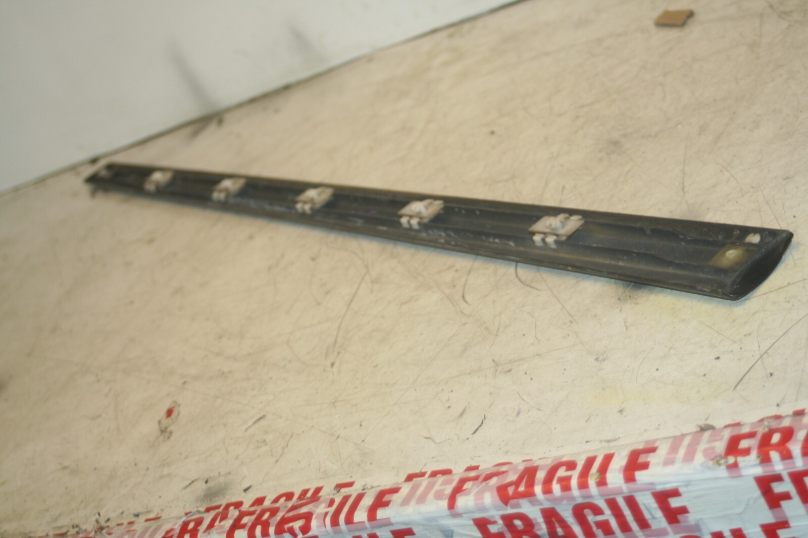 2005 MERCEDES S CLASS W220. DRIVER SIDE FRONT DOOR MOULDING TRIM - Image 3