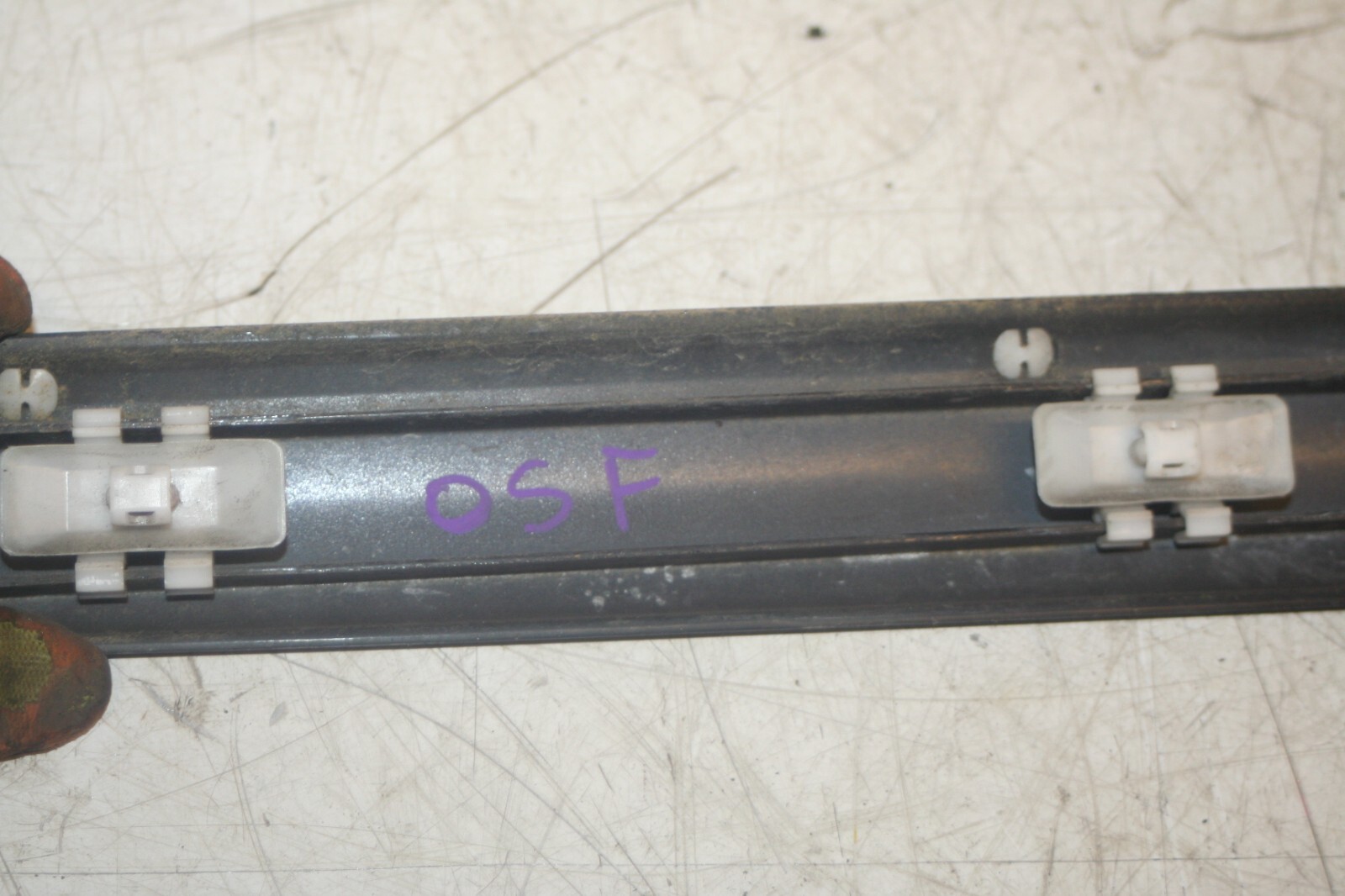 2005 MERCEDES S CLASS W220. DRIVER SIDE FRONT DOOR MOULDING TRIM - Image 4